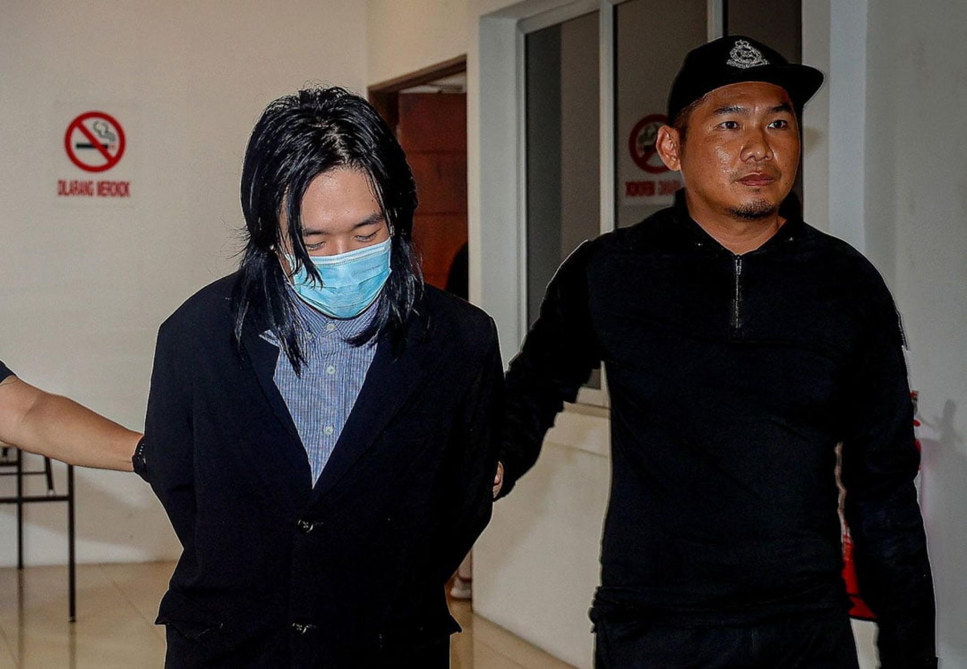 22岁的被告周一被带上庭面控，他不认罪，获准以两万令吉保外候审。
