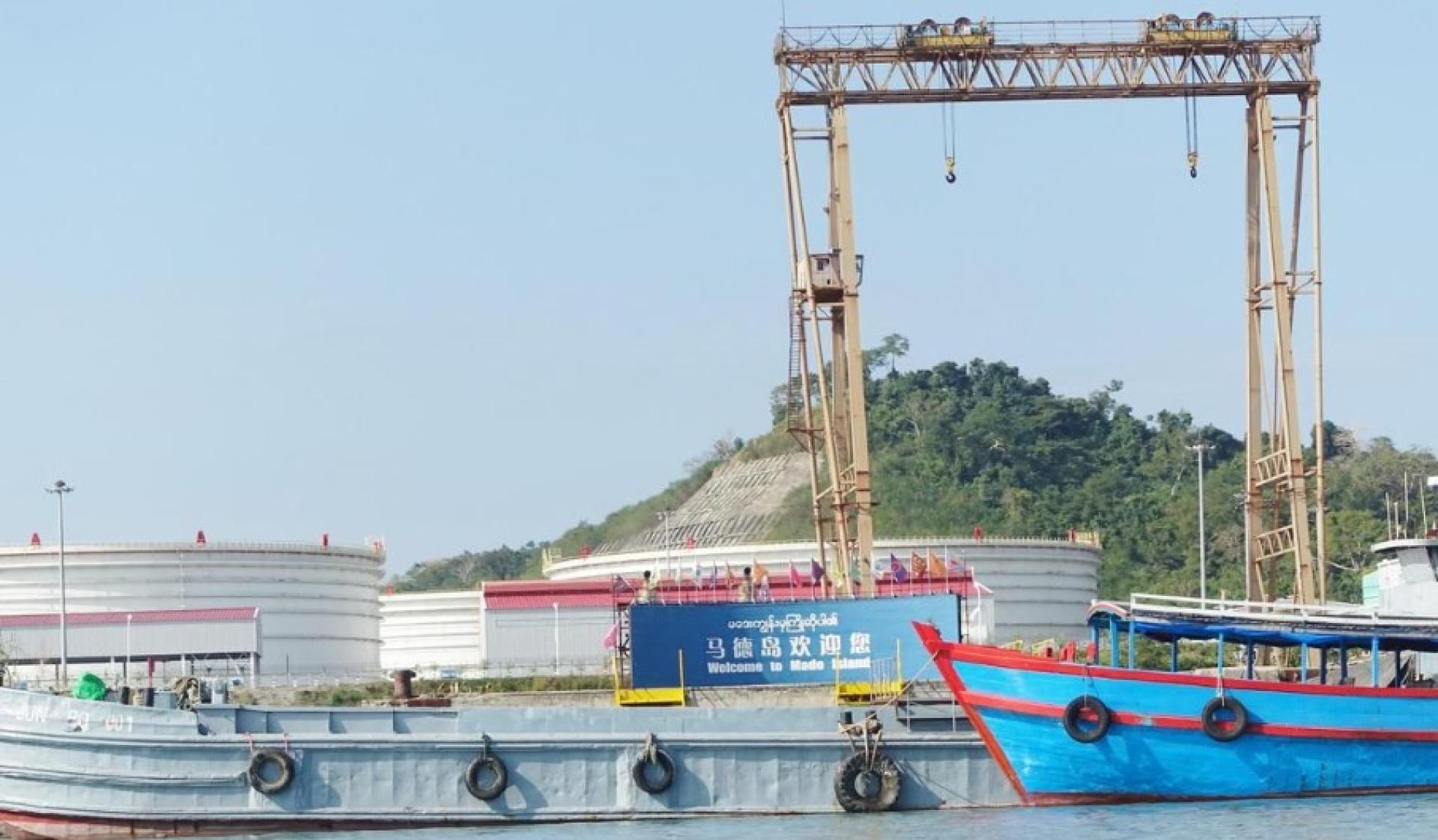 中国和缅甸军政府在2023年底签署了皎漂深水港“补充协议”，重启这个停滞多年的项目。图为2019年，油轮在皎漂马德岛卸货。 （档案照片）