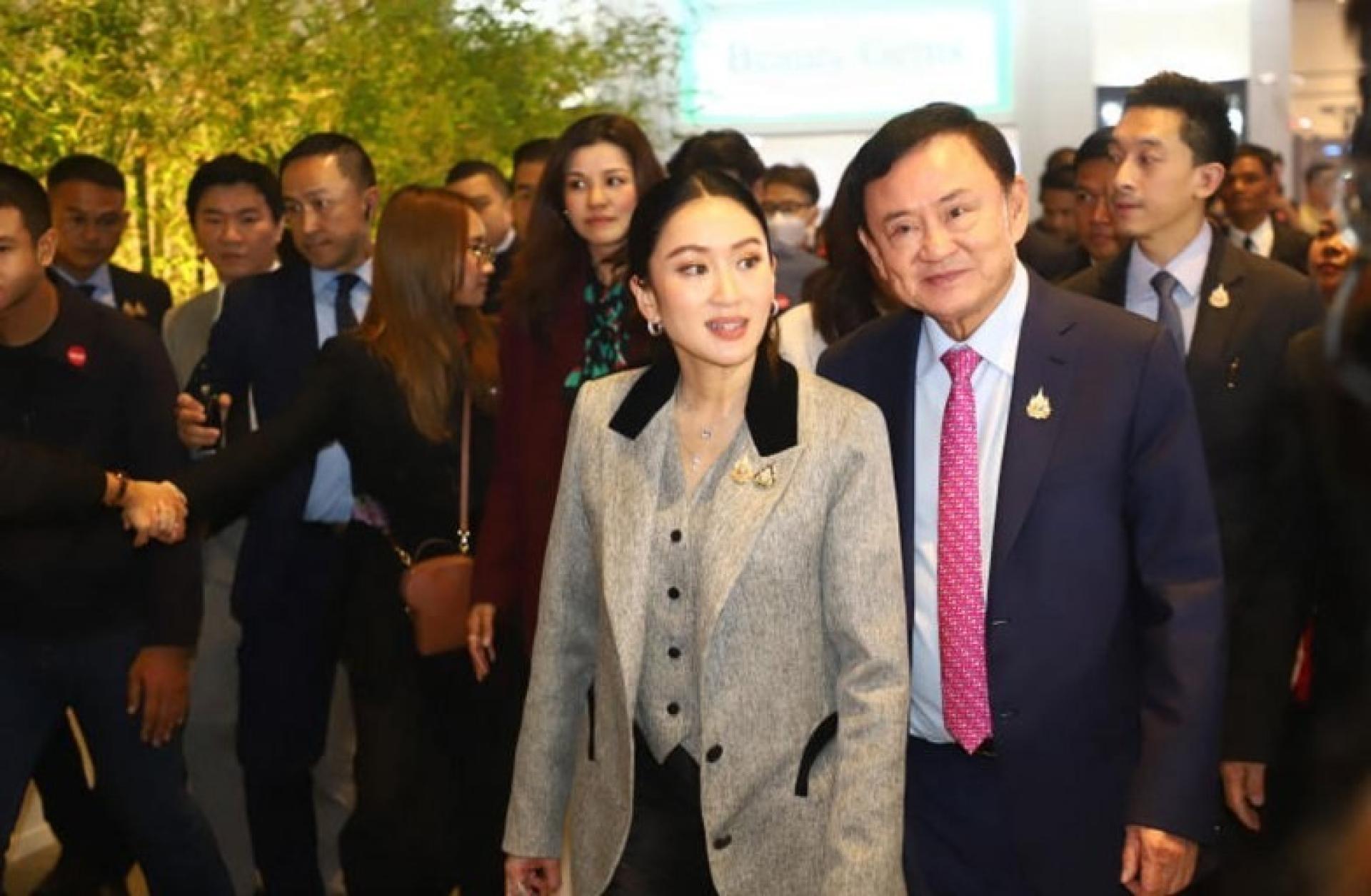 2025年7月9日，他信在女儿、现任文化部长兼被暂停职务的前首相佩通坦陪同下，抵达于曼谷诗丽吉王后国家会议中心举行的“SPLASH软实力论坛”。