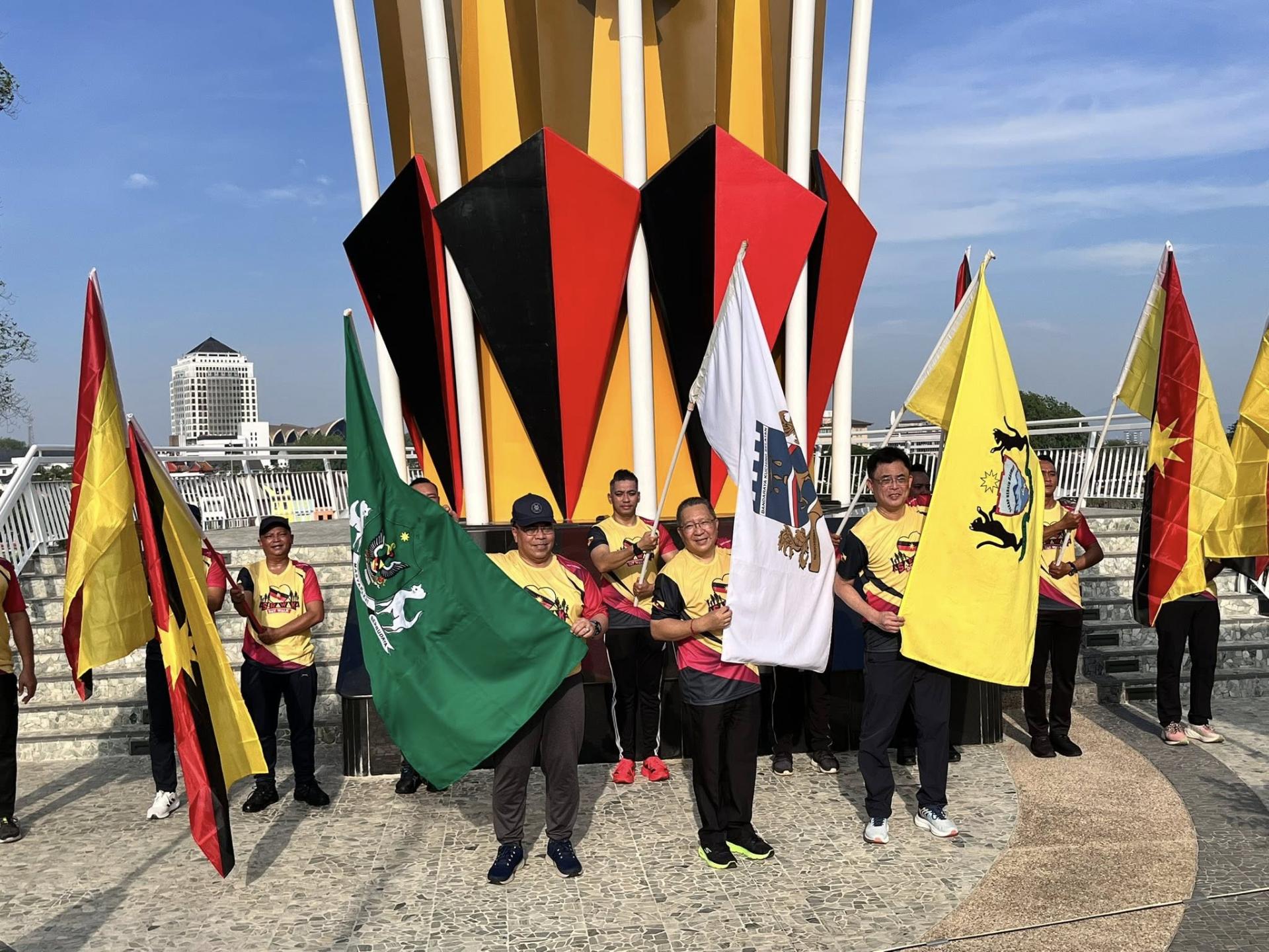 北市市长拿督希尔米（左）、南市市长拿督黄鸿圣（中）和巴达旺市议会主席陈开（右）在祖国广场旗杆下方各自展示议会旗帜。