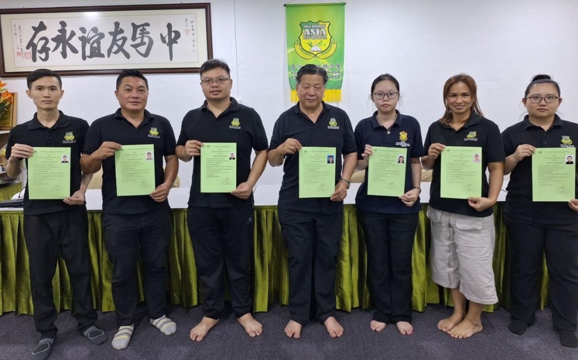 砂医总会长江宗兴（中）与其义诊中医团队合影。左起是林可妮、郑筱勳、方友凤；右起为江启生、卓志盛、陈永同。