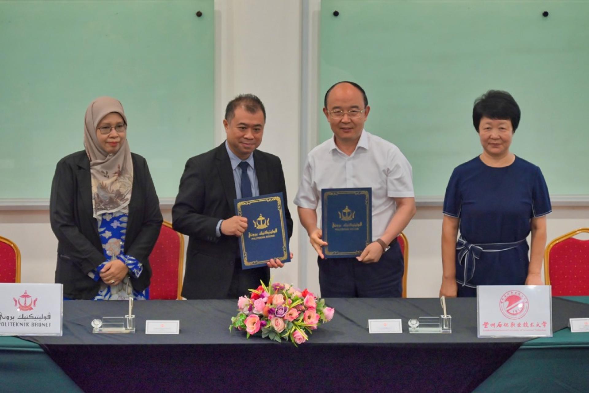 Politeknik学院代院长彭基兰赛夫巴哈林与兰州石油化工职业技术大学副校长刘兴勤交换谅解备忘录