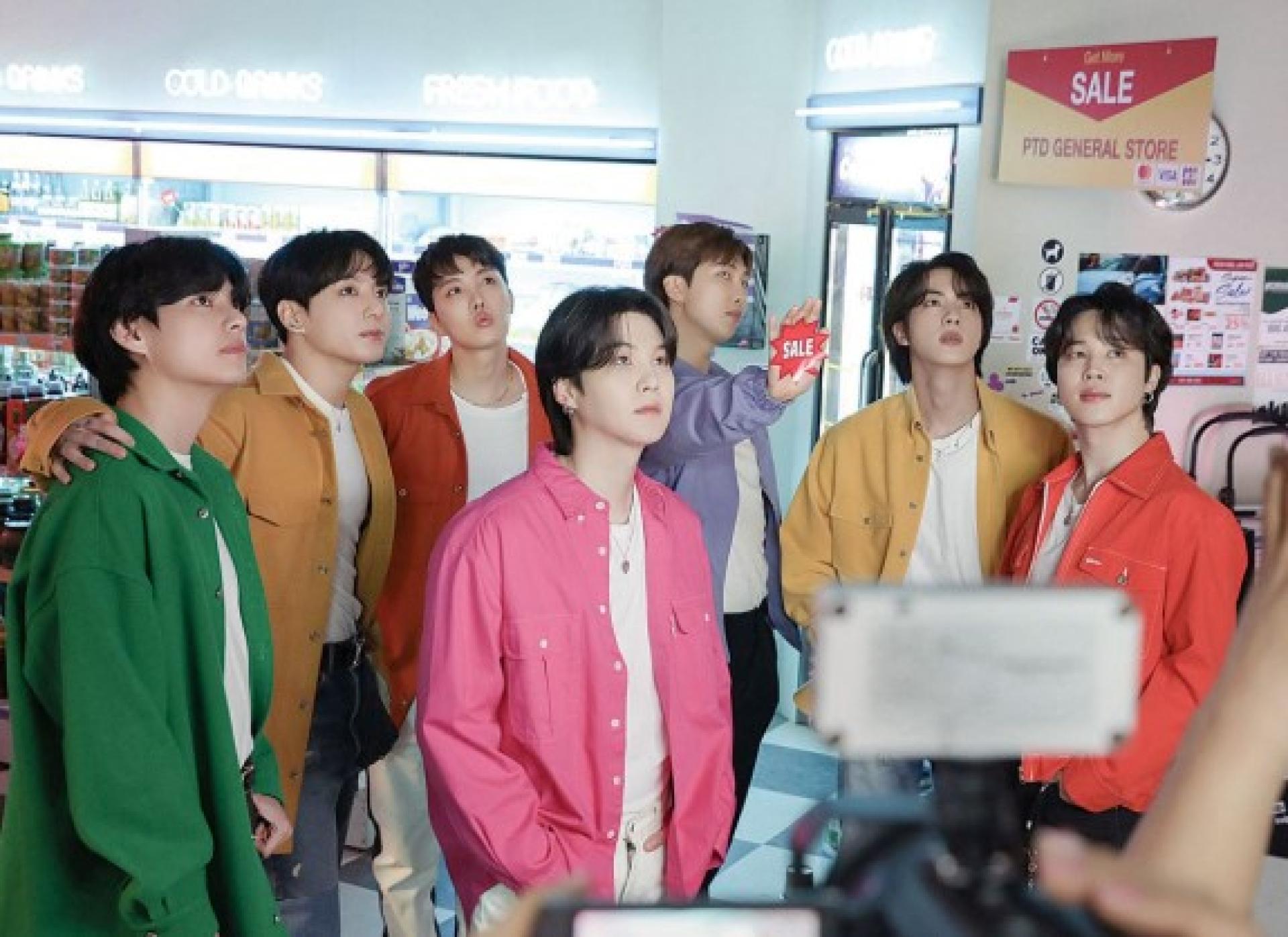 BTS全员服役完毕，预计明年团体回归。