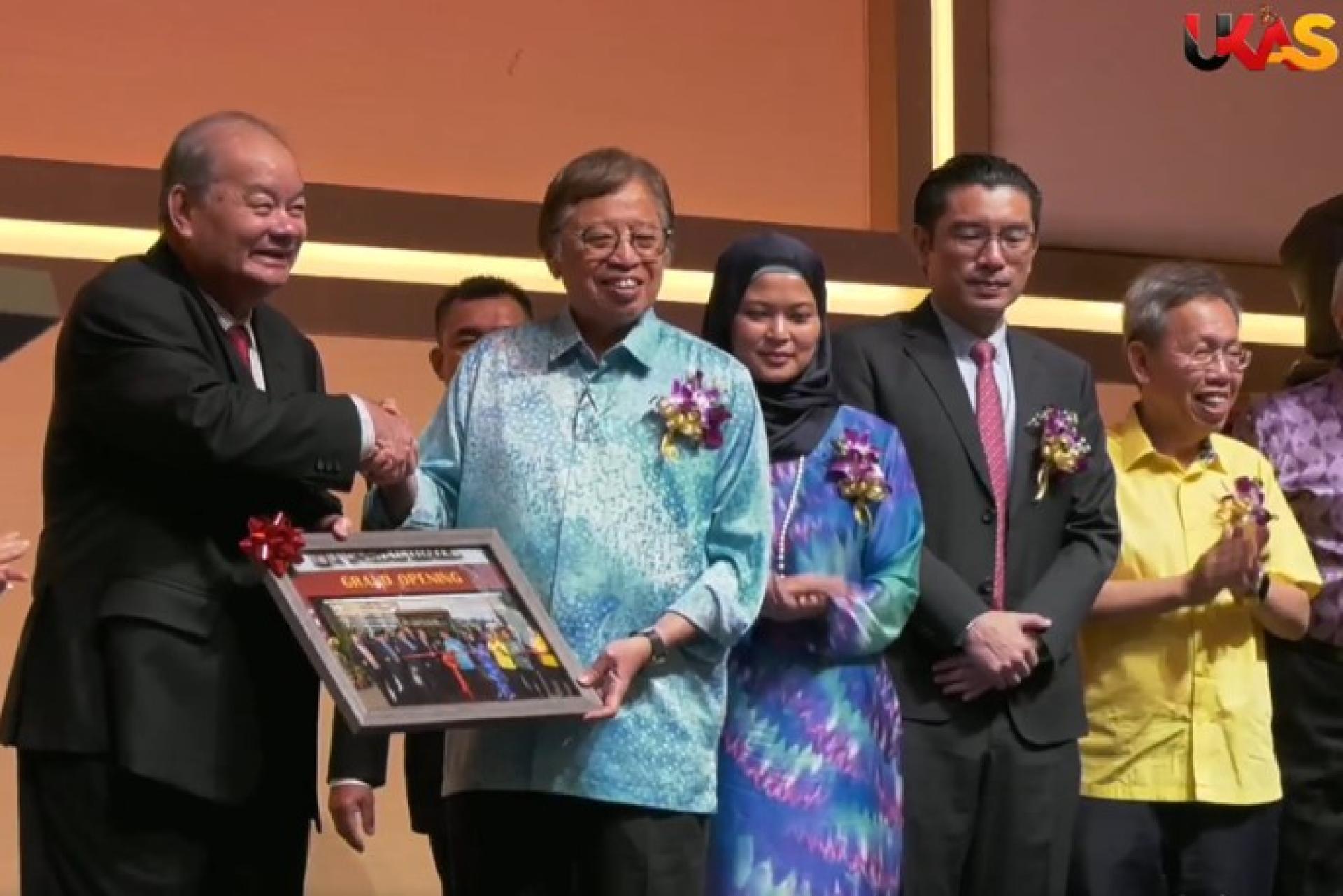 Ling (left) presenting a memento to Abang Johari witnessed by other distinguished guests after the launching of Imperial Hotel Bintulu on July 23, 2025.