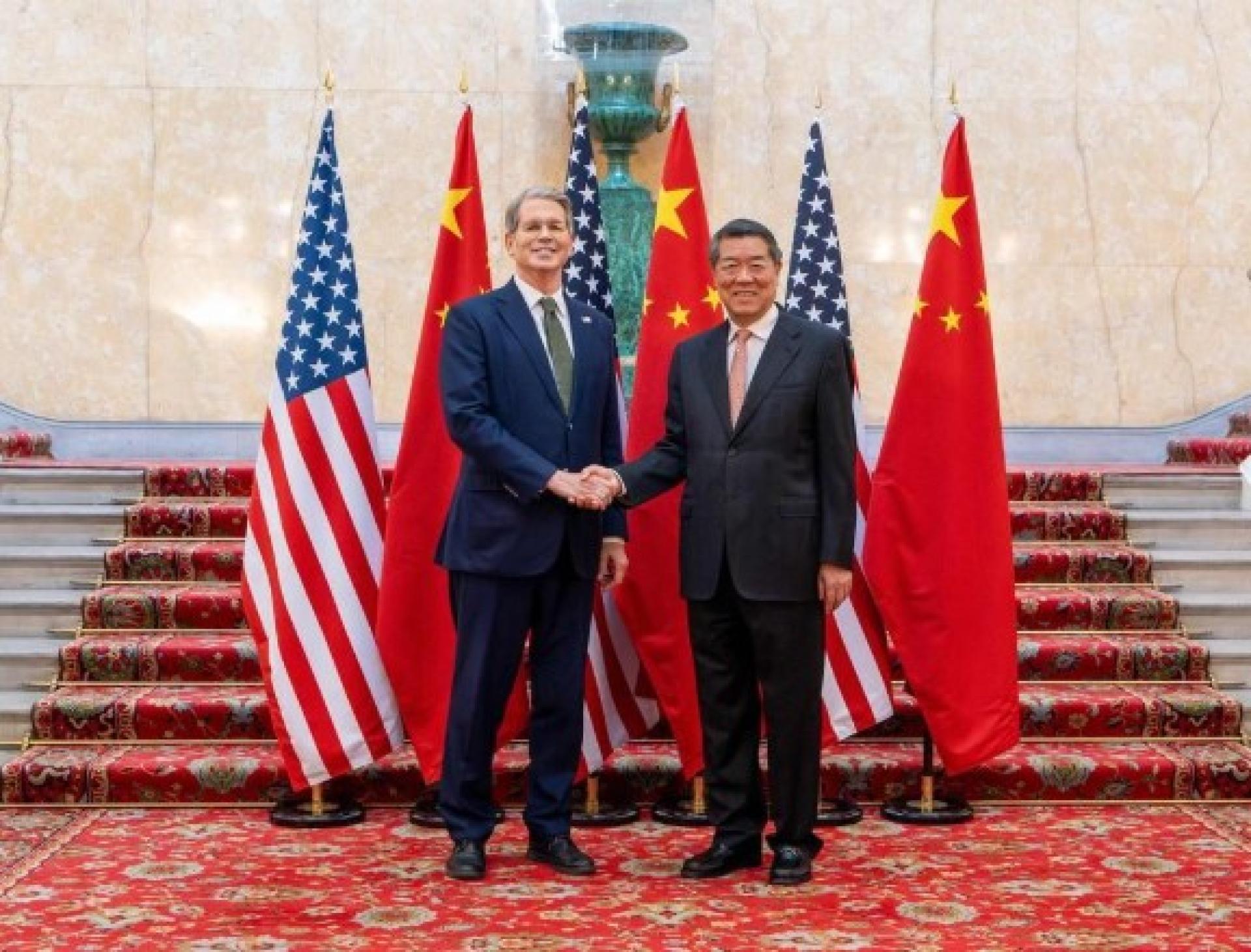 贝森特（左）于当地时间6月9日在伦敦与中国副总理何立峰进行贸易谈判。