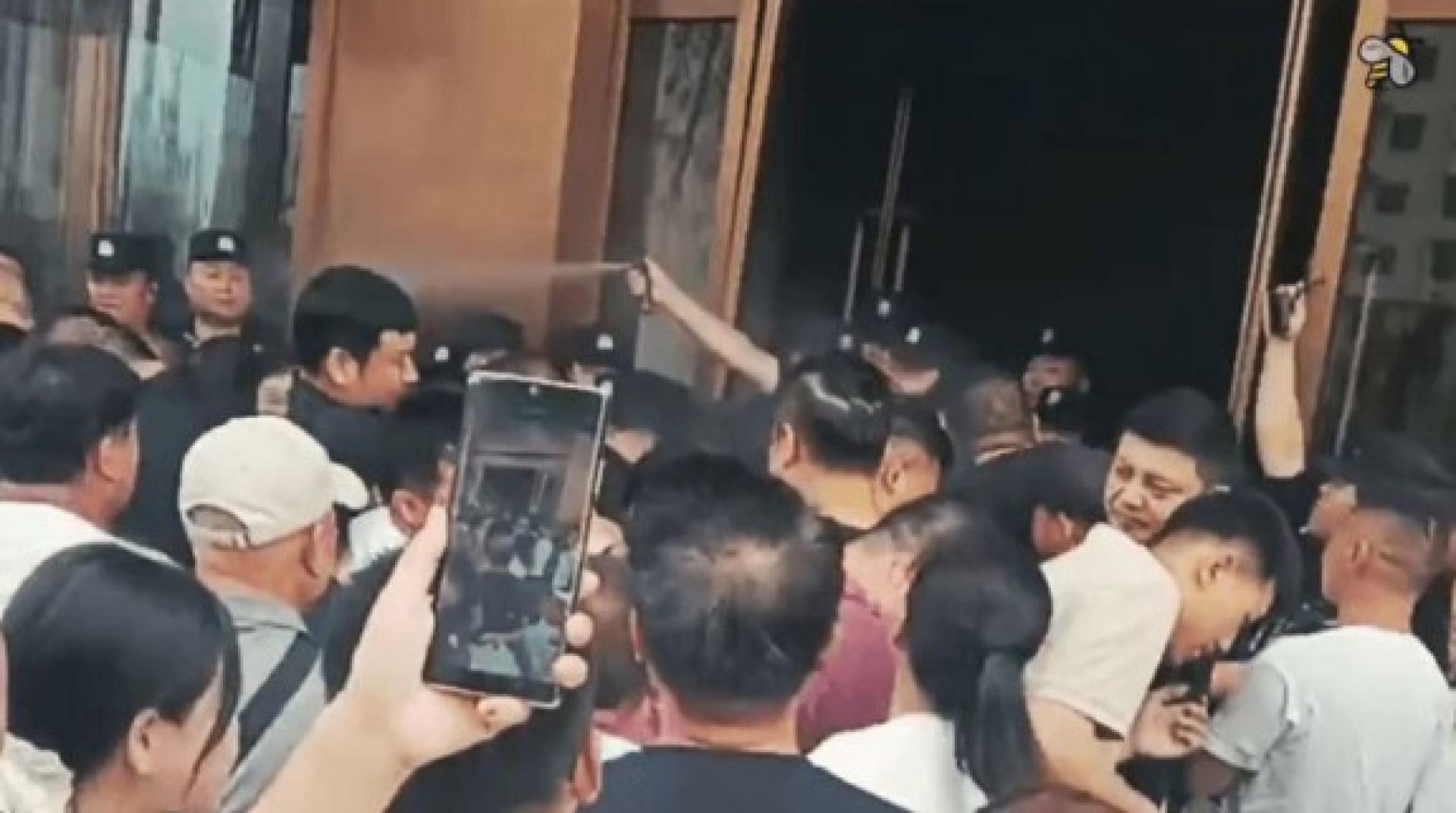“树拍易购”的投资者与警方爆发冲突。
