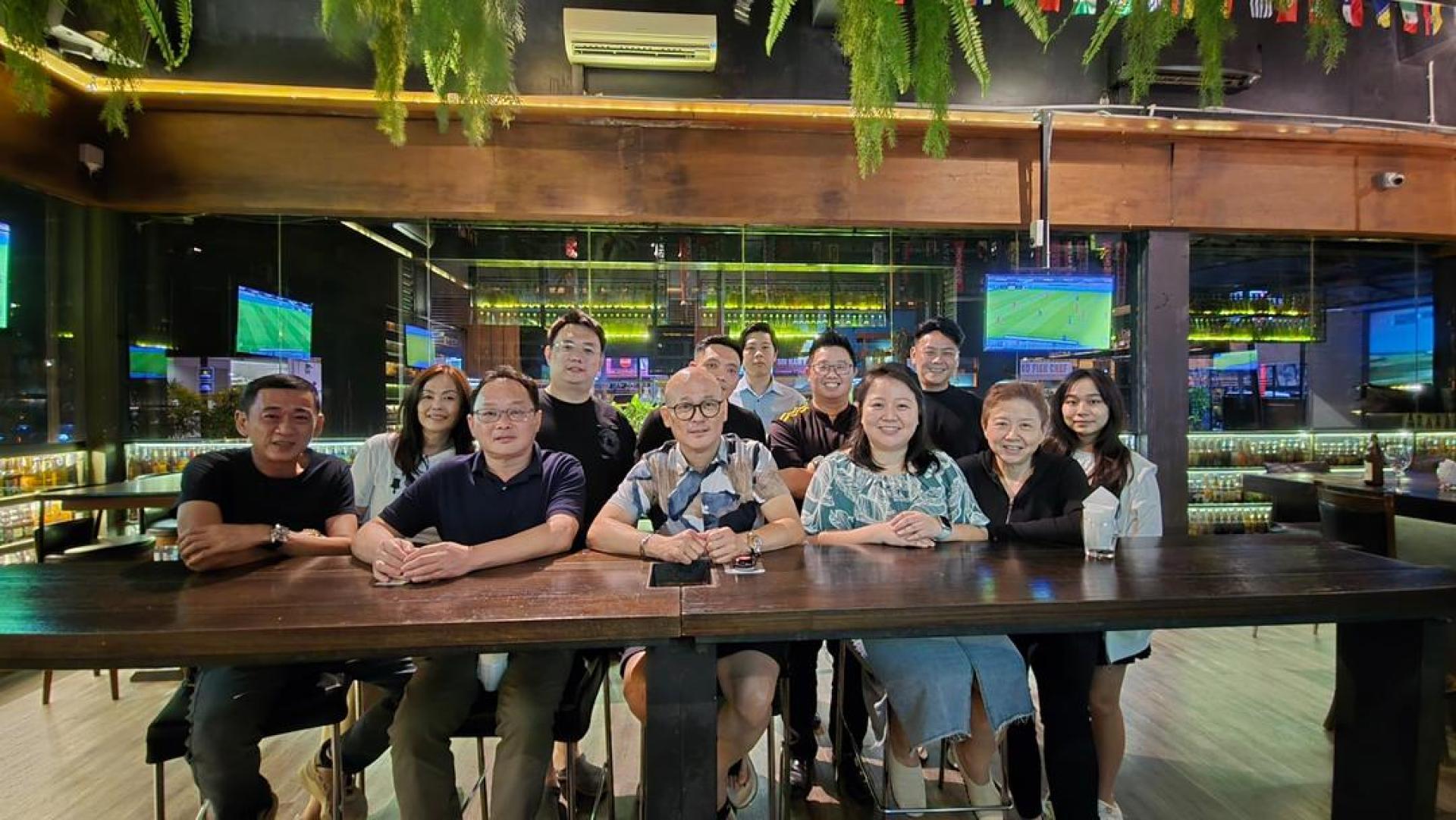 前排左3为《光影八十载，致敬引路人》的谢师宴暨校友同学会筹委会主席许志发。