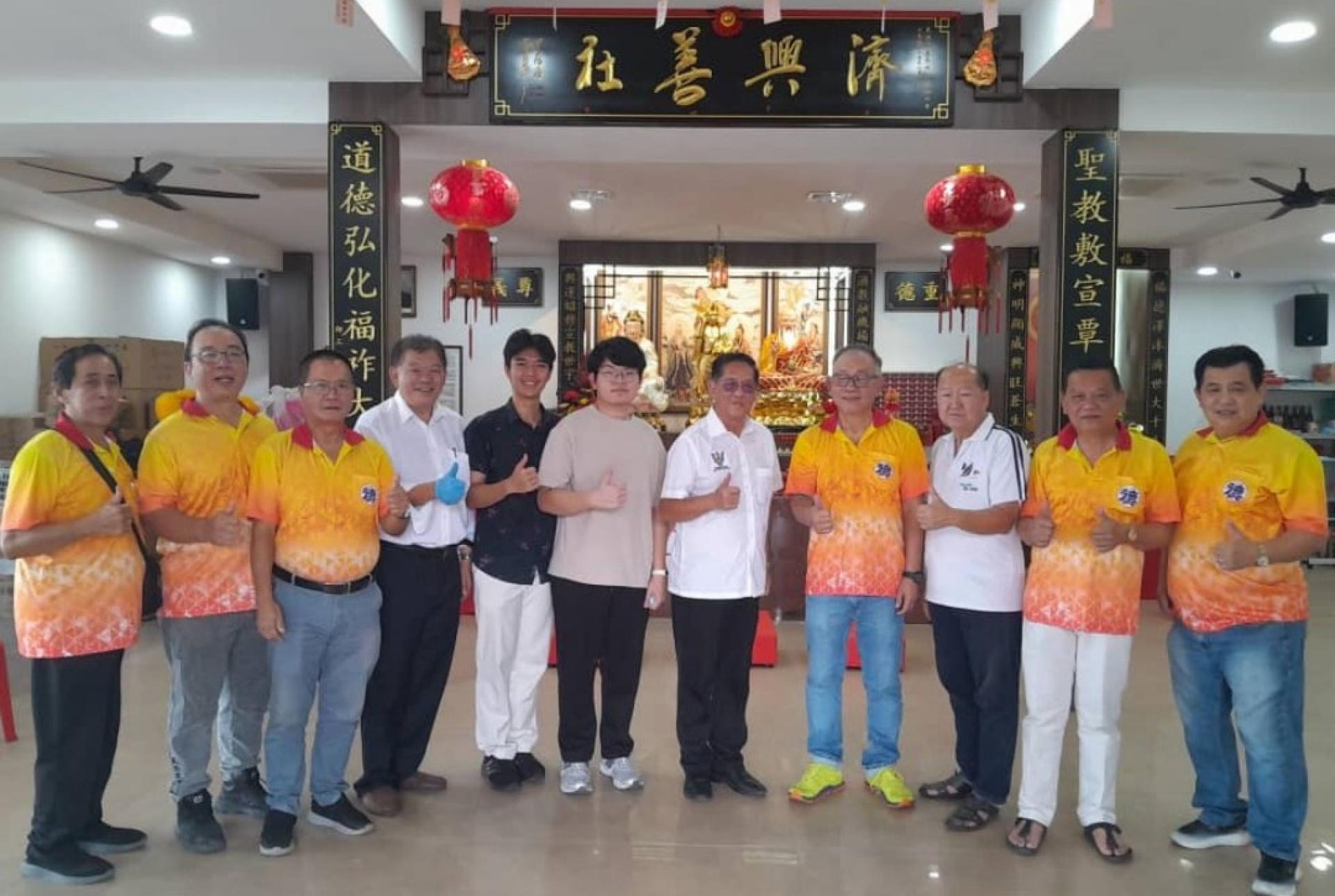 陈中兴中医师（左4起）带领上海中医药大学俩学子李佳生、李长钱礼貌拜会天猛公拿督陈如飞、济兴善社社长陈瑞兴、砂同心善堂主席黄国远与德生们进行交流。