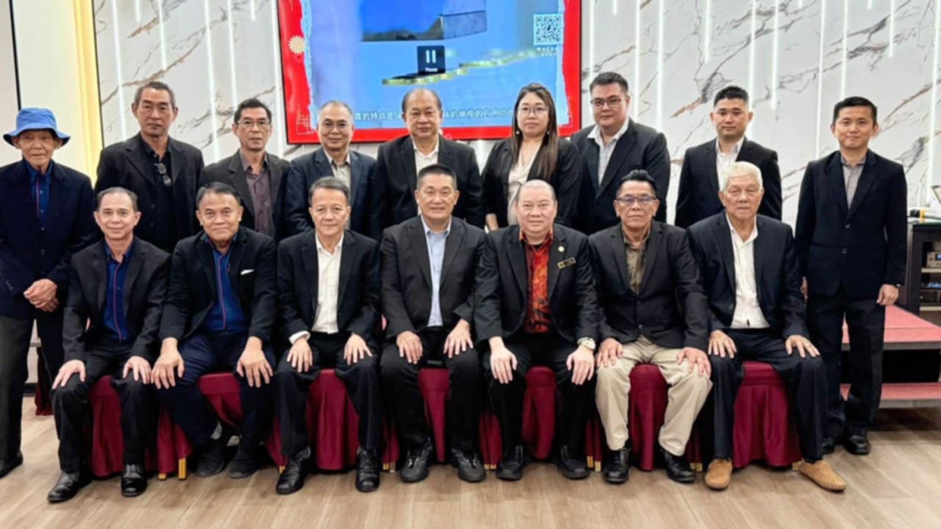 砂拉越贝氏公会第九届理事会就职仪式圆满完成后，主宾巴都林当区议员施志豪（坐左四）、砂拉越贝氏公会会长拿督巴杜卡贝朝兴（坐右三）与全体理事成员合照留念。