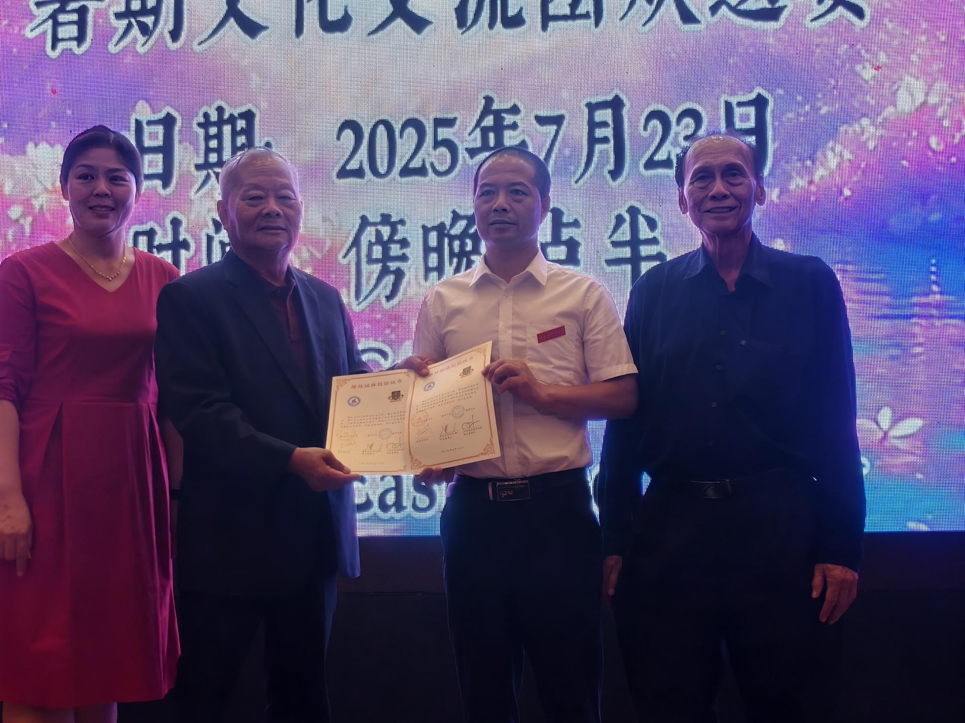 廉律中学联合董事长拿督斯里刘久健（左2）与中国福建省屏南县华侨中学副校长陈万研互换姐妹校备忘录（MOU）。左为廉中校长江佩娟，右为廉中副首席执行员刘世聪陪同。