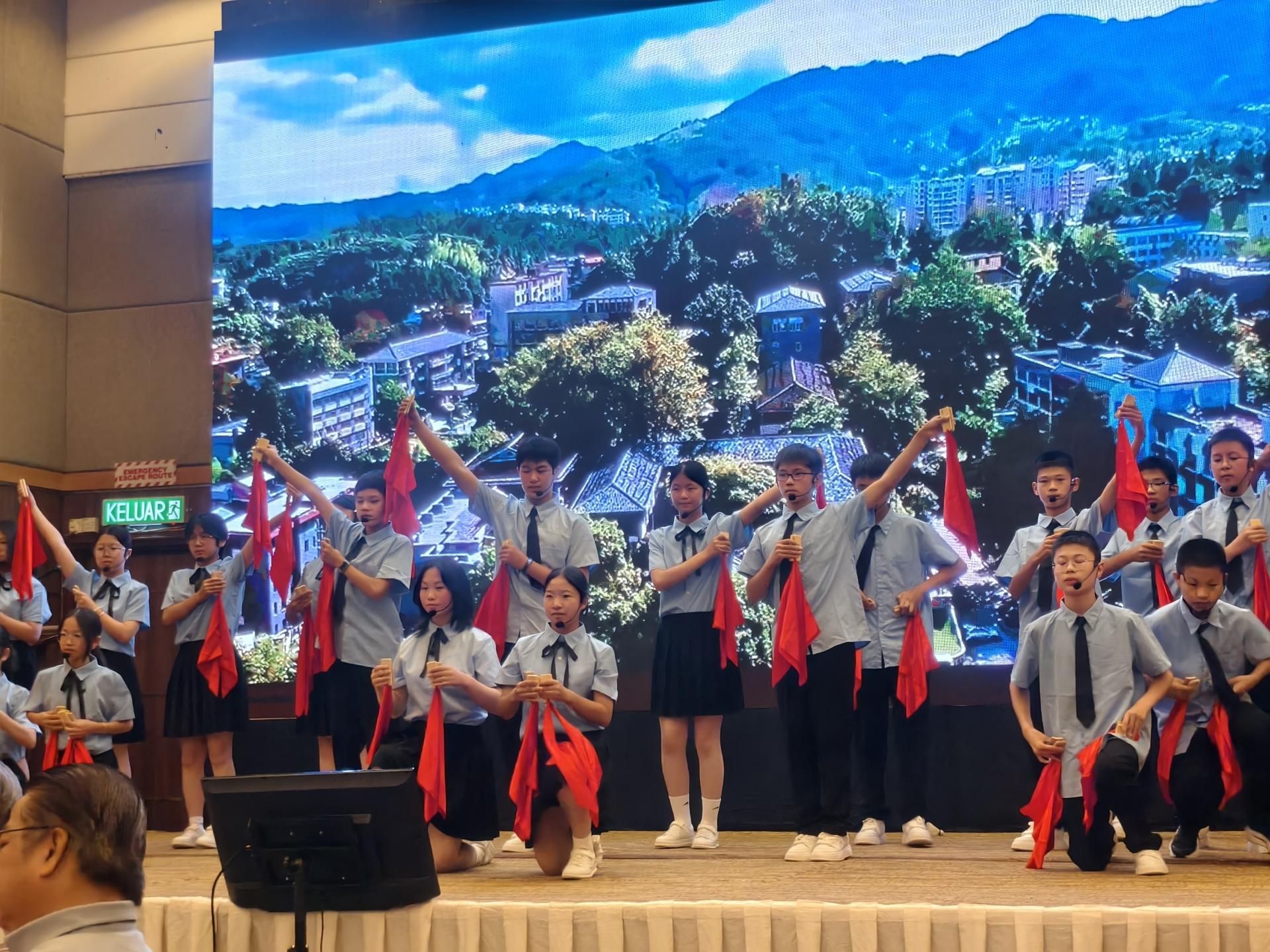 屏南华侨中学交流团所有同学呈现情景剧表演。