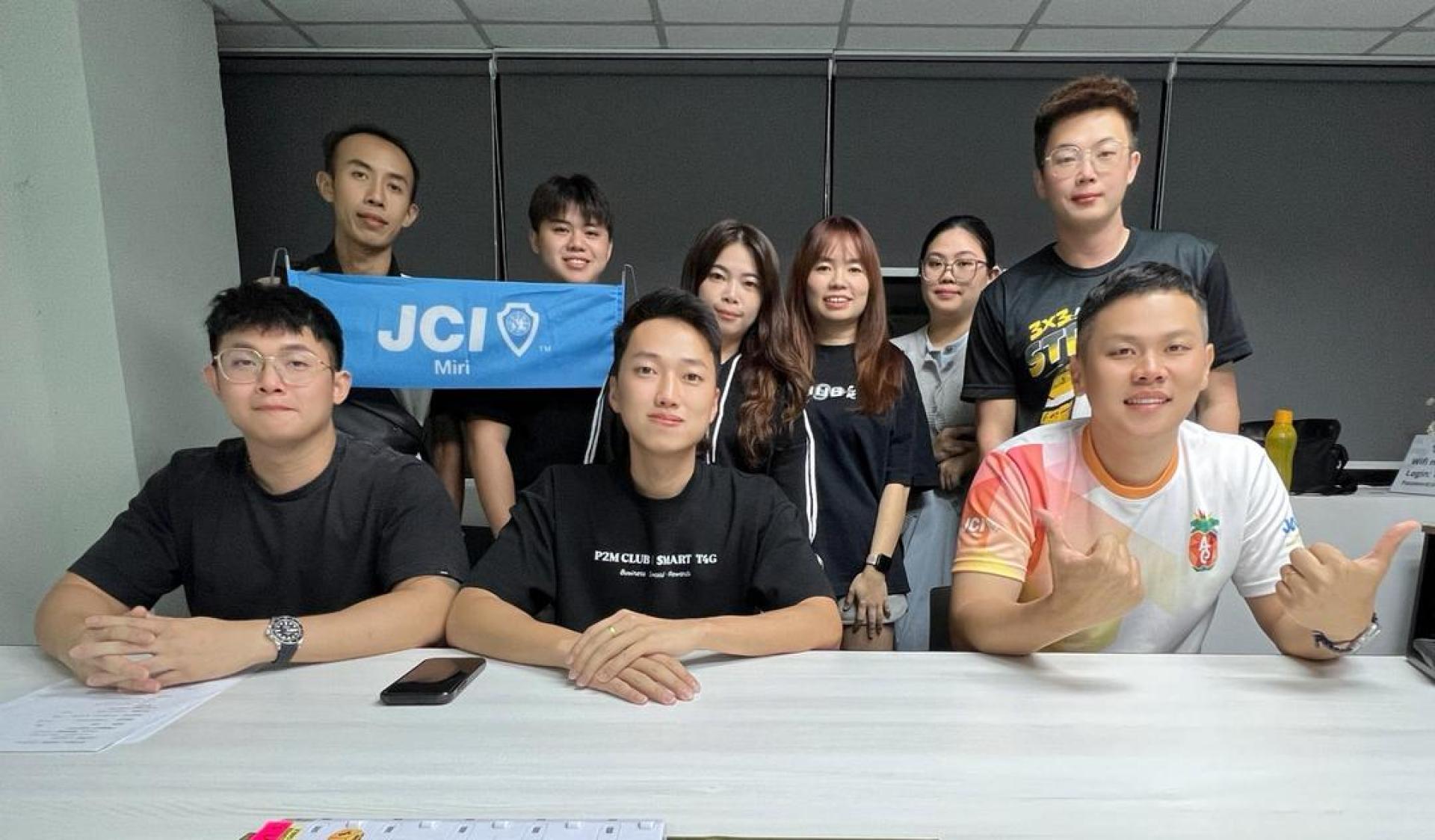 筹委团队阵容合影。前排中者为筹委会主席陈芳豪，右1为会长杨俊能。