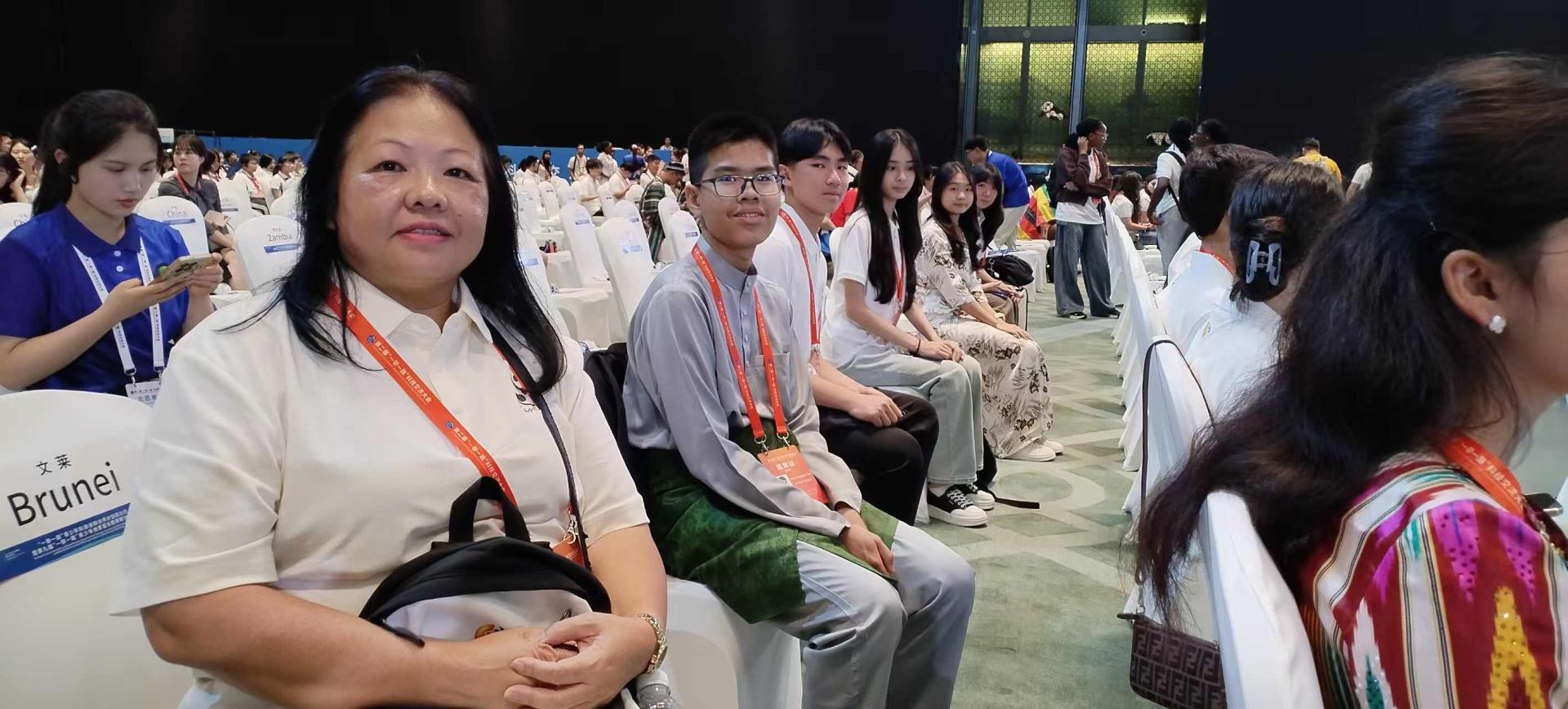 汶中代表团在开幕会场就座。