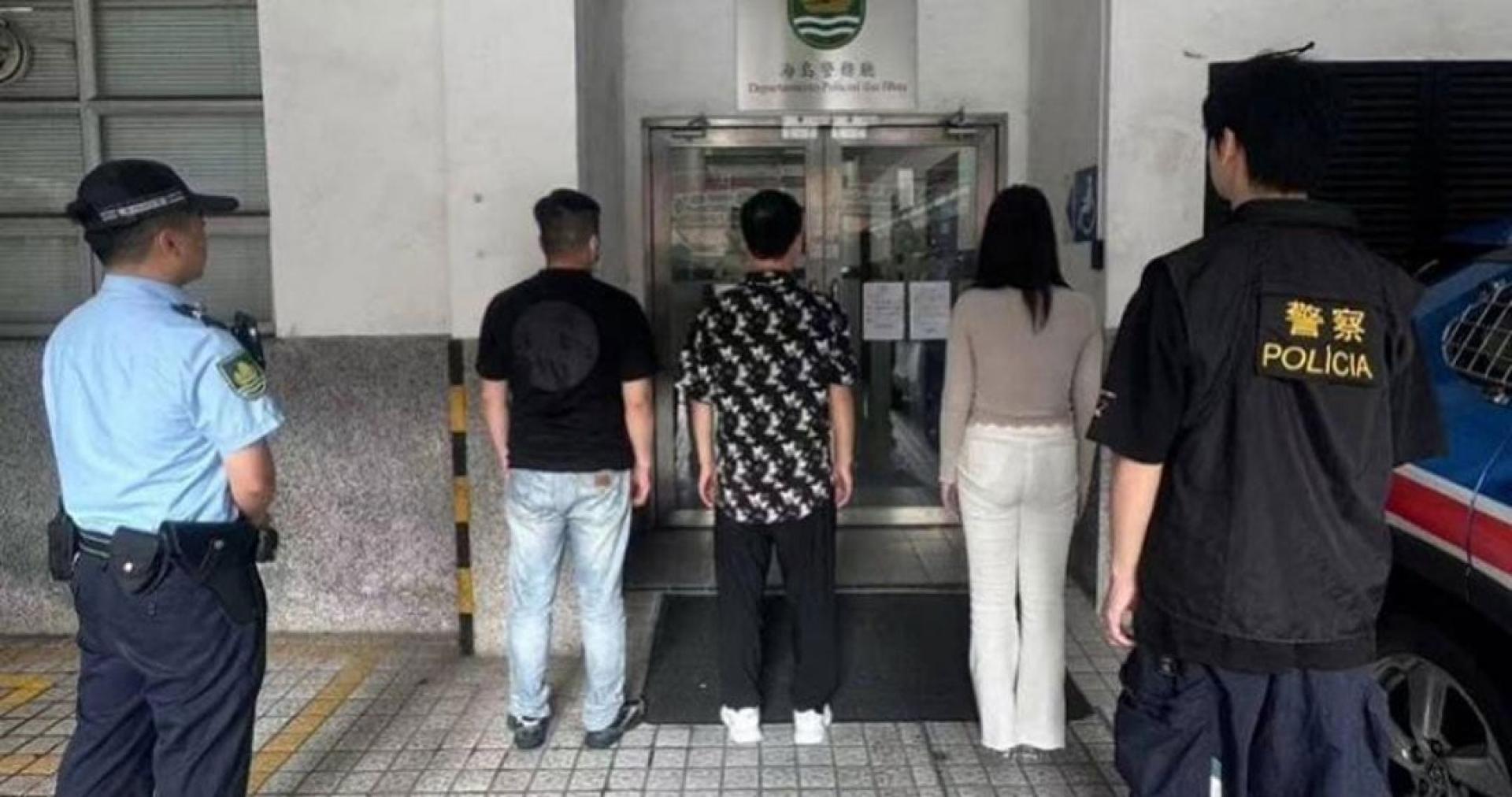 涉案男扮女装泰籍男子（右二）及两名被捕的中国男子（左二及左三）。