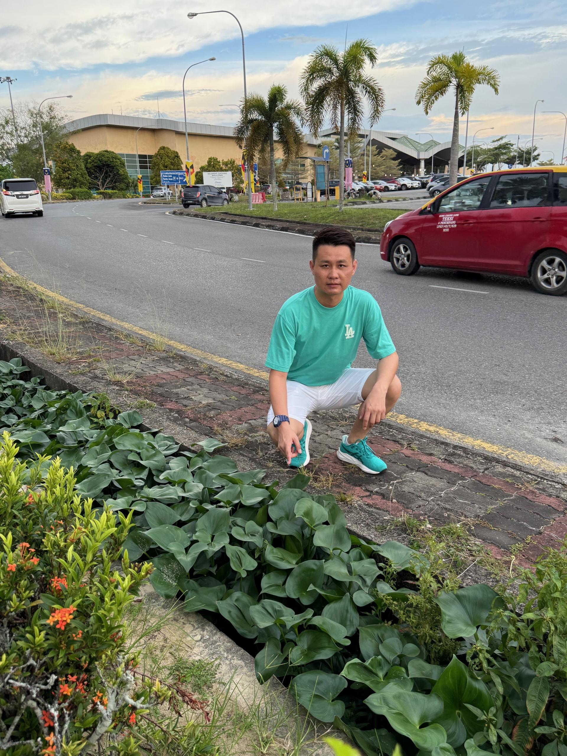 林思健律师接获游客投诉后视察发现，沟渠下的野草已经长出地面，沟渠根本无法正常排水。