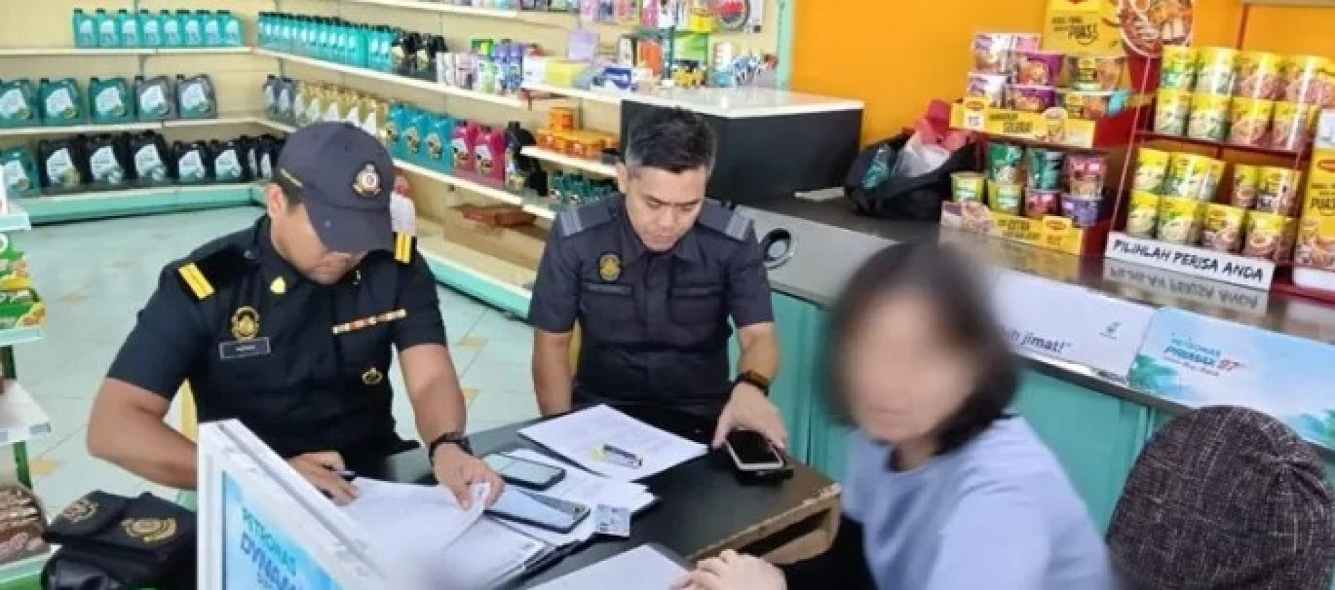 KPDN砂拉越执法人员近日在古晋至西连路段检查一家油站是否有违规行为。