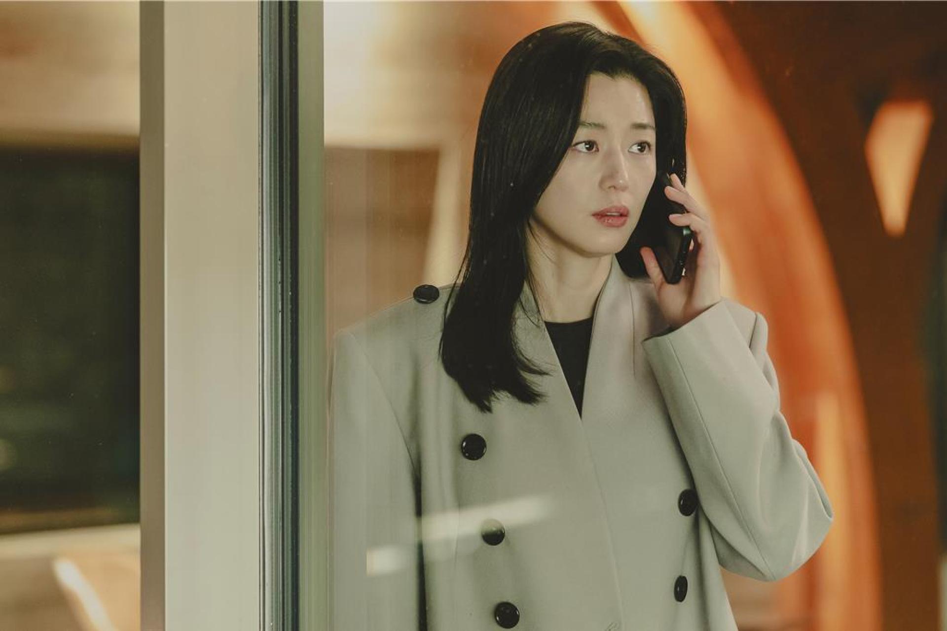 全智贤暌违5年回归，主演新剧《暴风圈》即将上线。