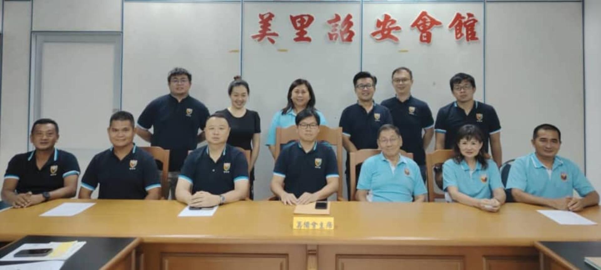 美里诏安会馆青年团将于7月27日举办“47周年团庆暨孝亲敬老午宴” 筹备会成员合影。图坐者右  3起为会长林贤德，筹备会主席沈明森及青年团团长许伟强。