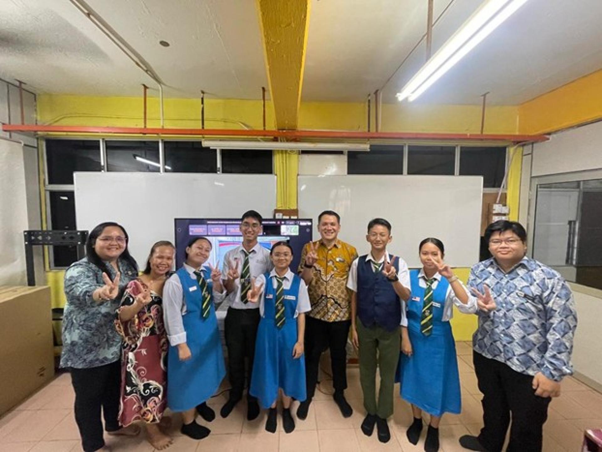达岛区新闻局官员与获得亚军的达岛国中马来西亚俱乐部团队合影留念。