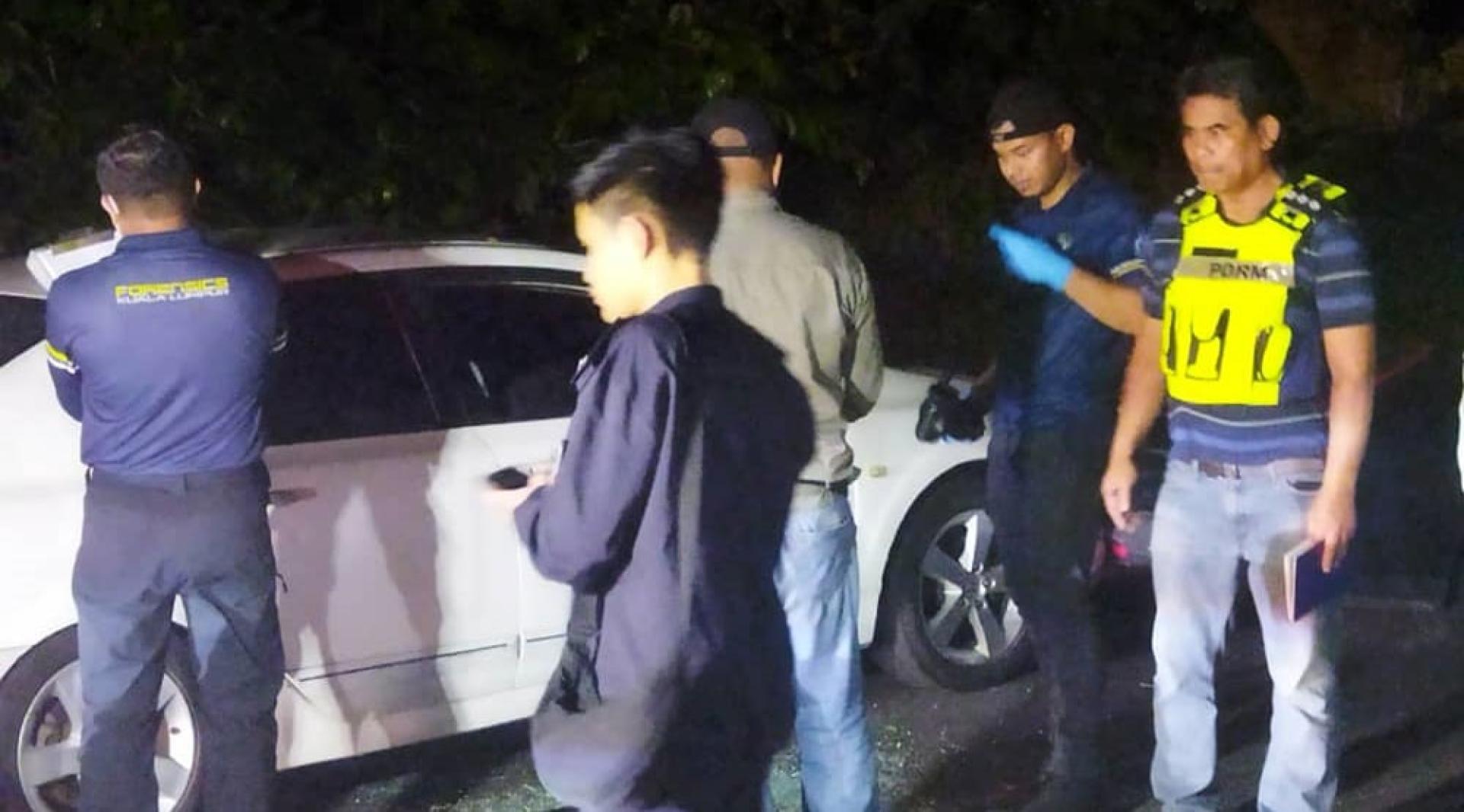 警方案发后在现场搜集证据。