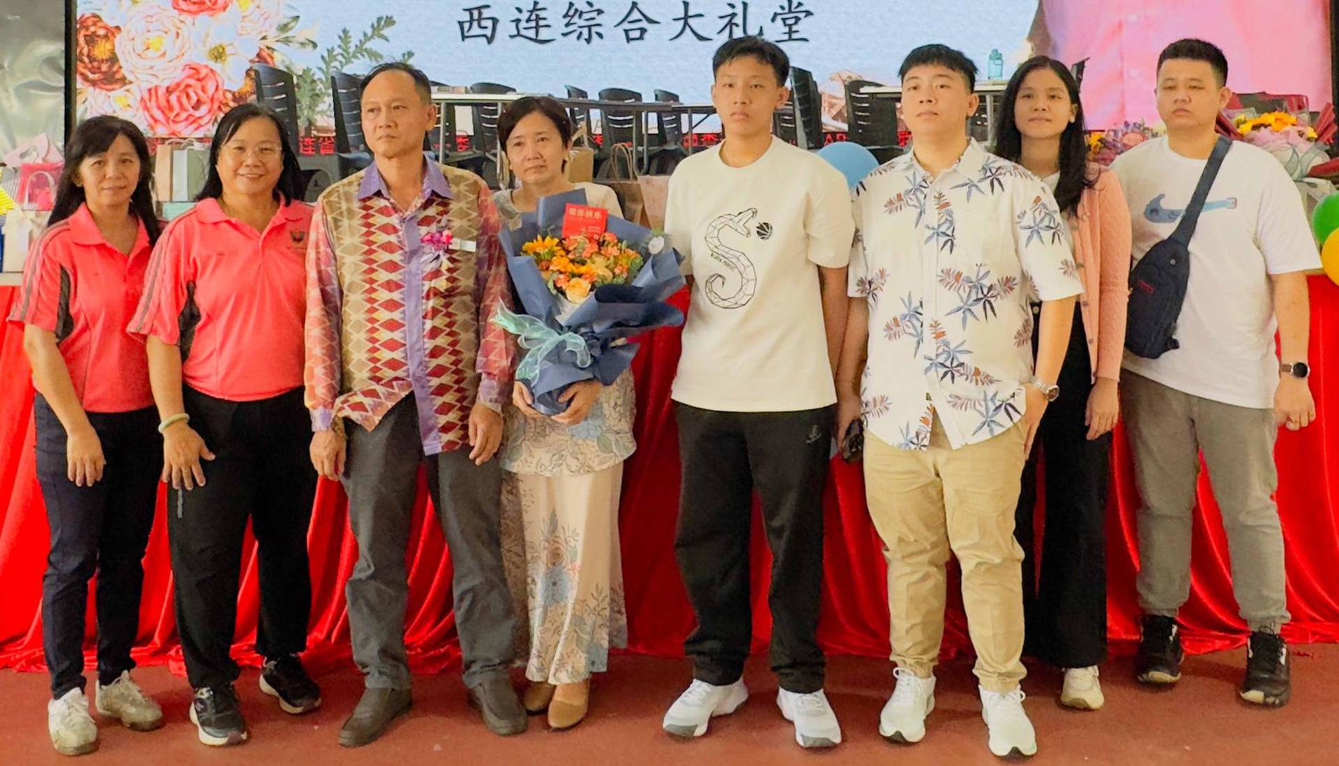 同事们临别依依，纷纷与邱老师及其家人合影。
