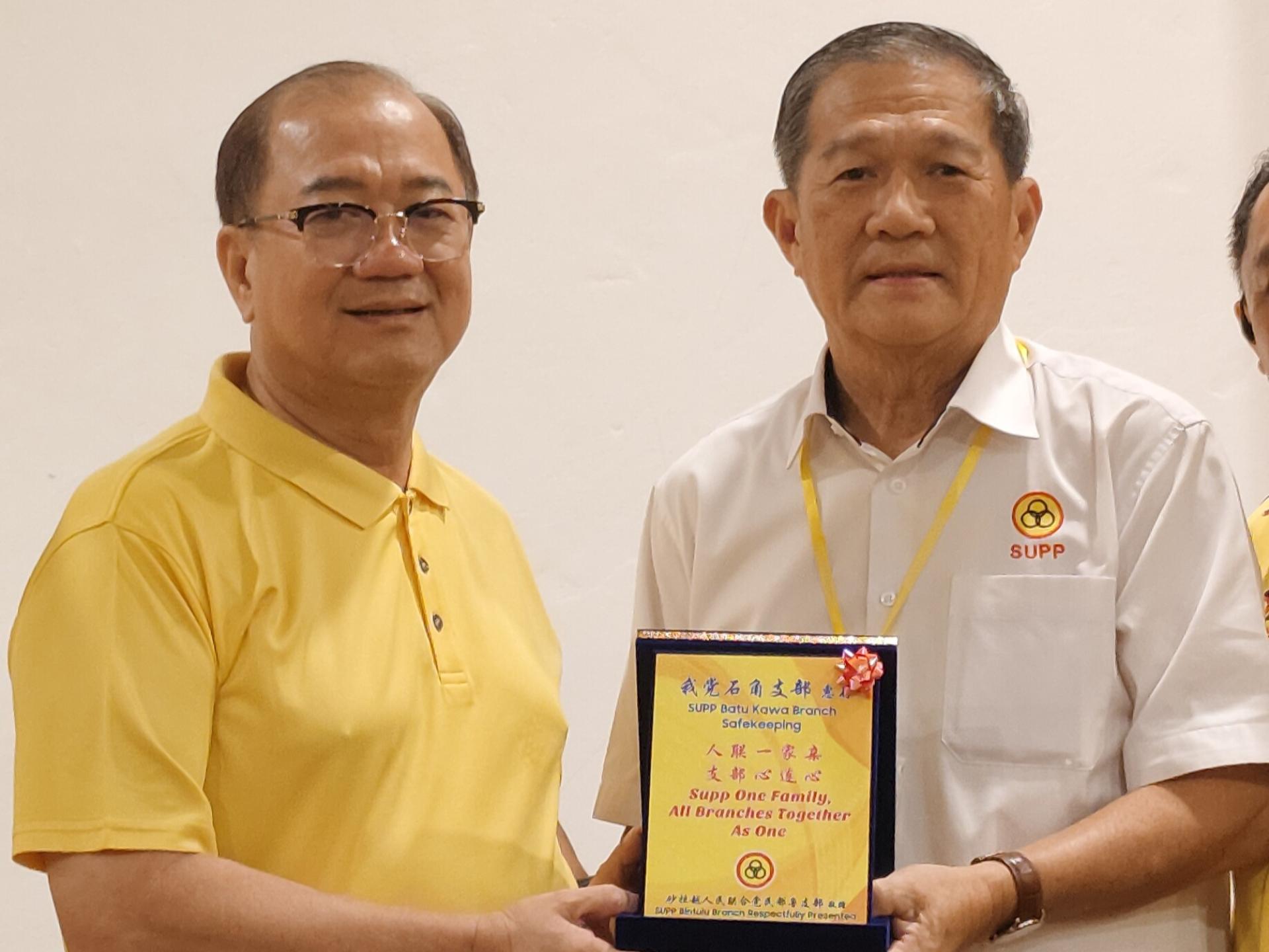 潘隆铭代表民都鲁支部赠送纪念品予石角支部，由主席林亚德接领。