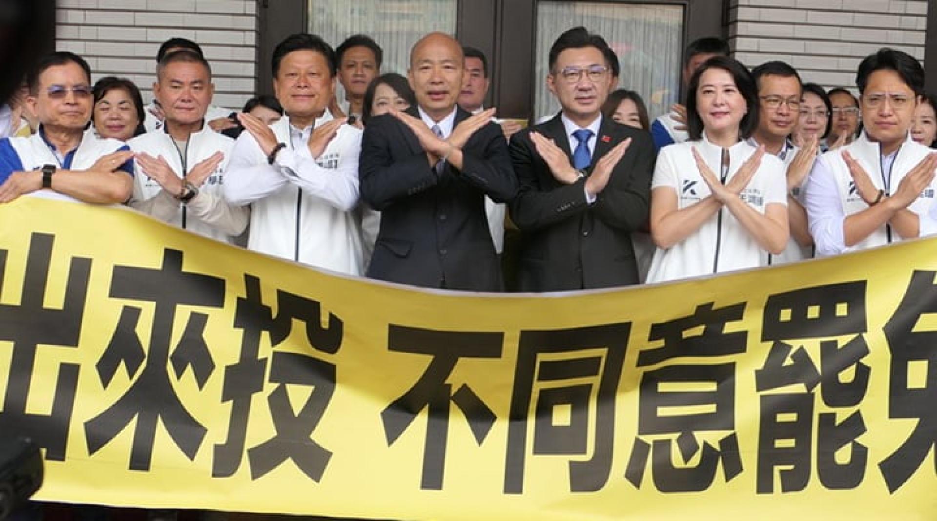 立法院长韩国瑜与副院长江启臣和所有蓝委一起现身。（图：中央社）