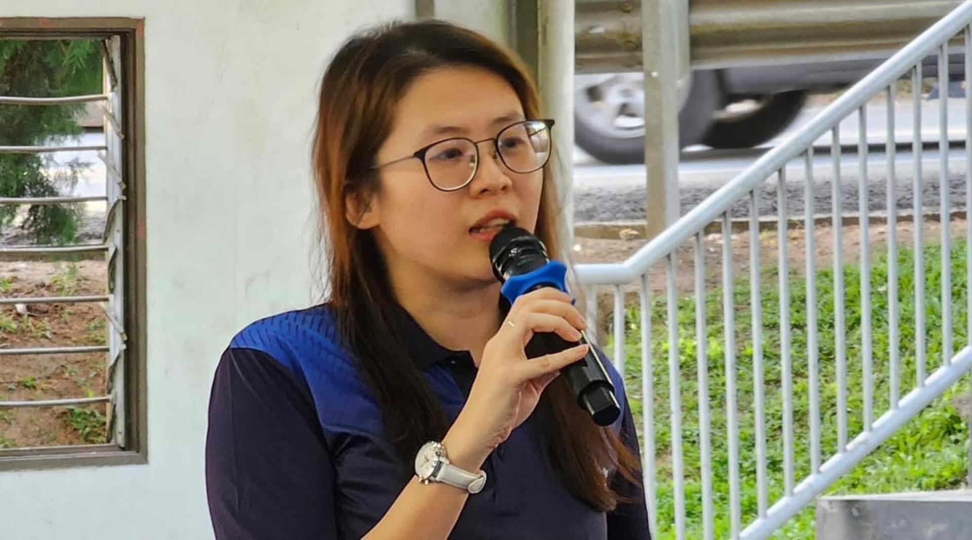 黄绍敏指，政府竟天真地以为建7000多个价格高昂的铁皮摊位，就能解决人民收入低与非法小贩问题，如今却陷入瘫痪、演变成白象计划，引发各界质疑。