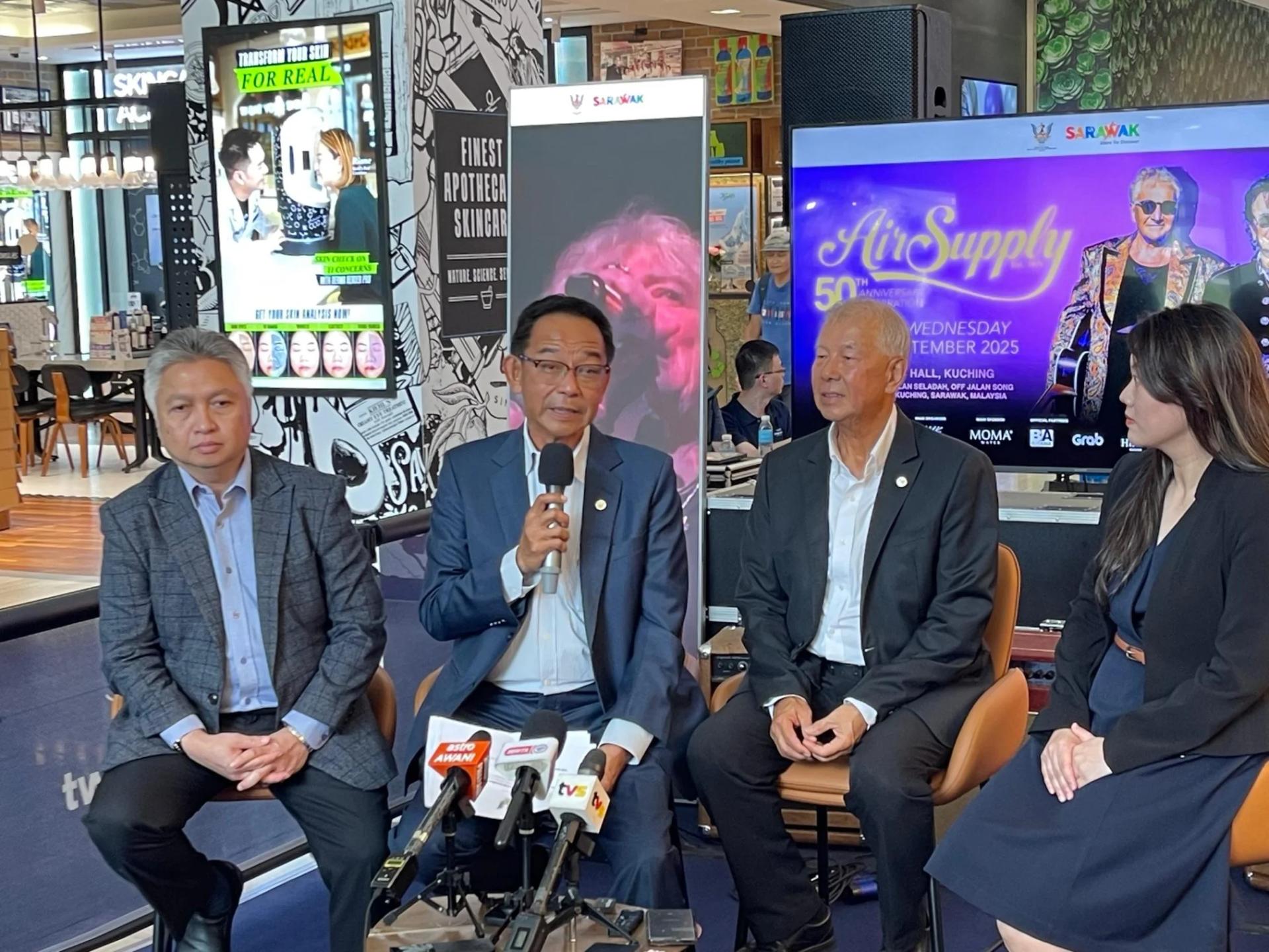 阿都卡林今日于古晋为Air Supply乐队50周年纪念演唱会召开新闻发布会并发表讲话。