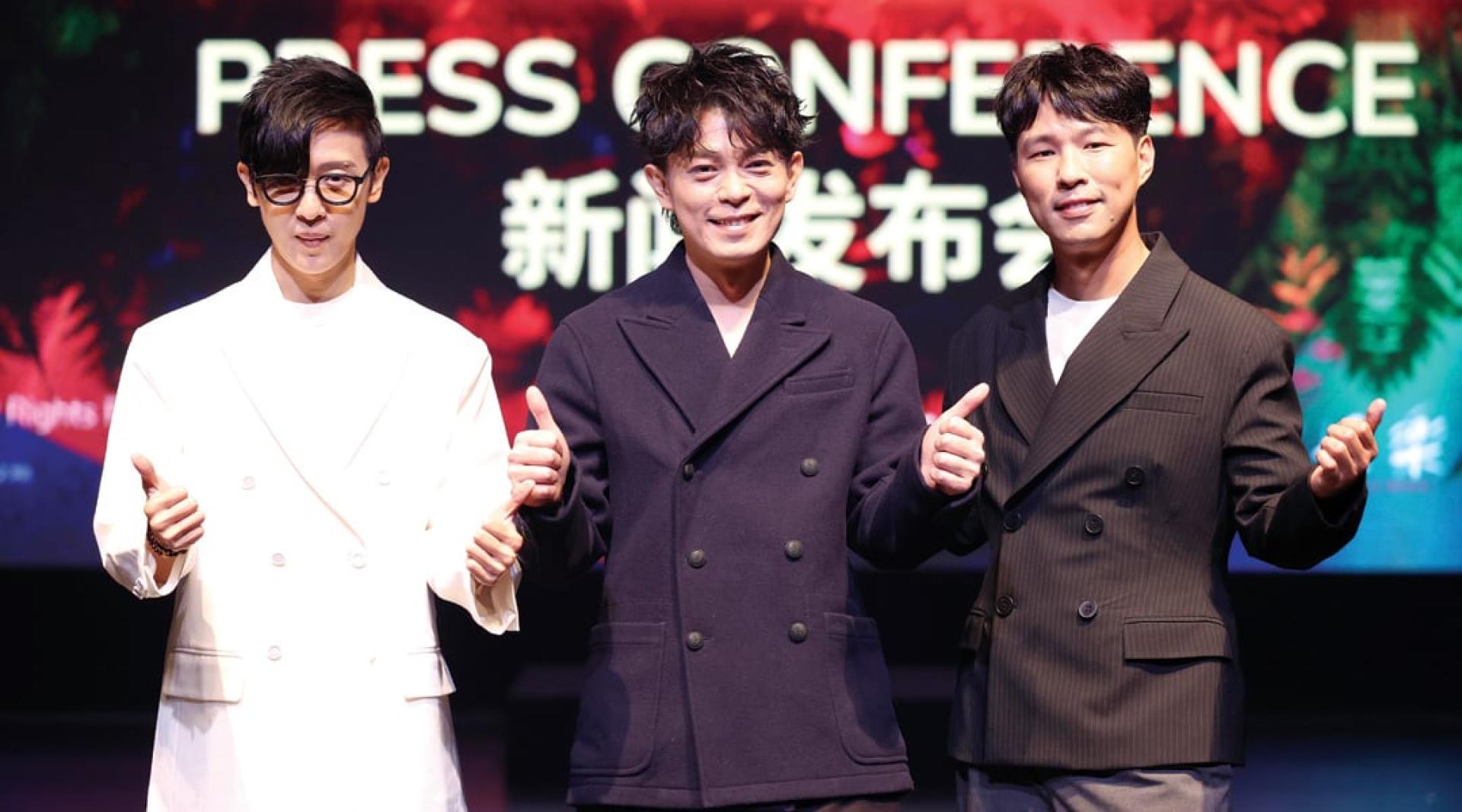 来自槟城的方泂镔（左起）、砂拉越的林宇中，以及沙巴的陈威全，分别代表西马与东马，3人携手开唱，直言演出“意义非凡。”