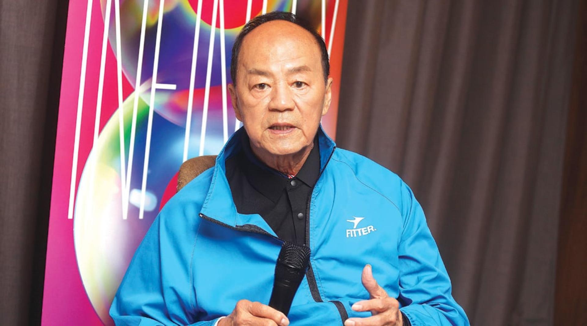 狄龙获颁终身成就奖笑言一度以为是骗局，坦承起初惶恐又惊讶，直到太太确认后才接受这份荣耀。