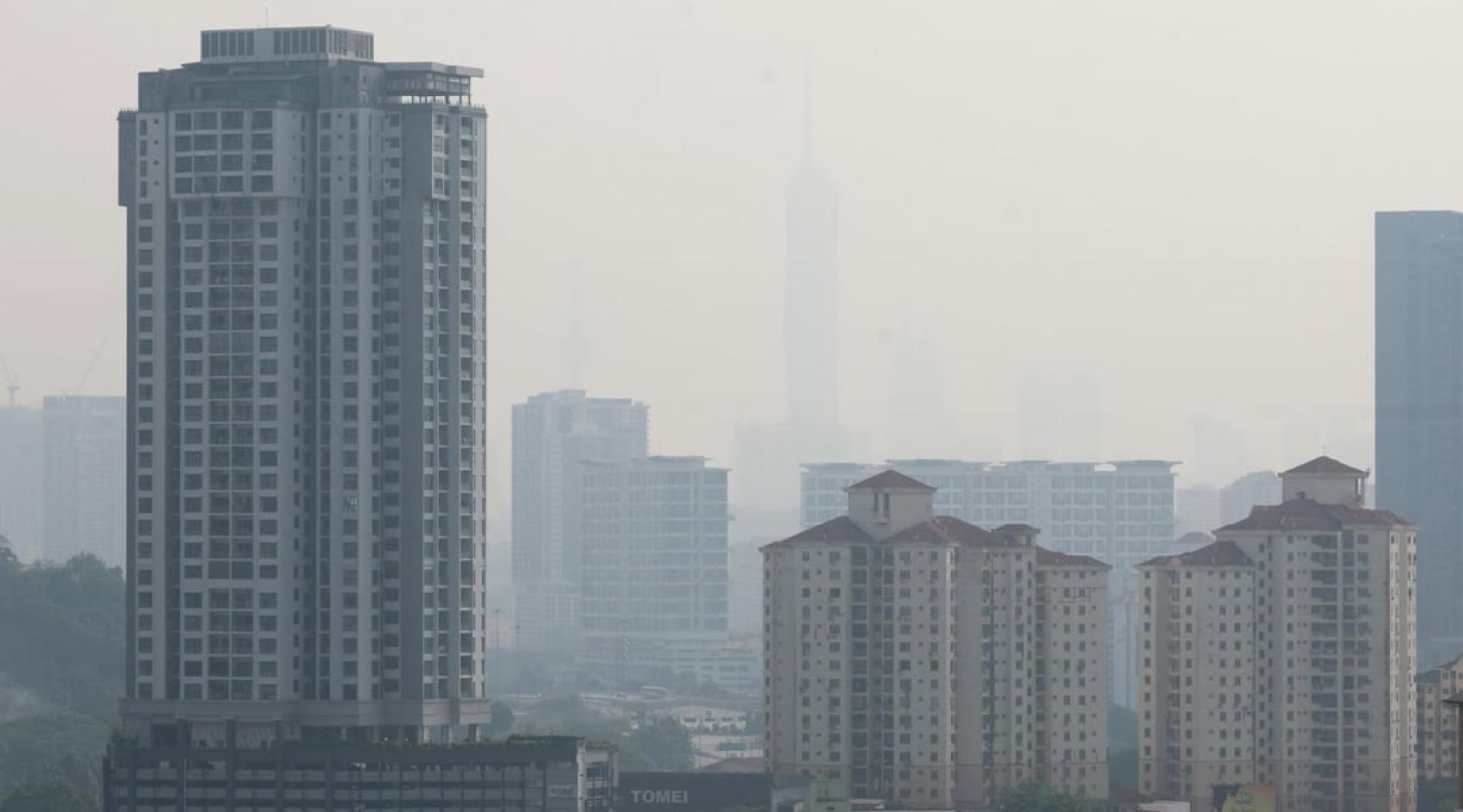 虽然全国多数地区空气污染指数处于中等水平，但吉隆坡地标性建筑物仍看起来模糊不清。图为从旧巴生路朝市中心拍摄，只能隐约看见默迪卡118大楼(Merdeka 118)。