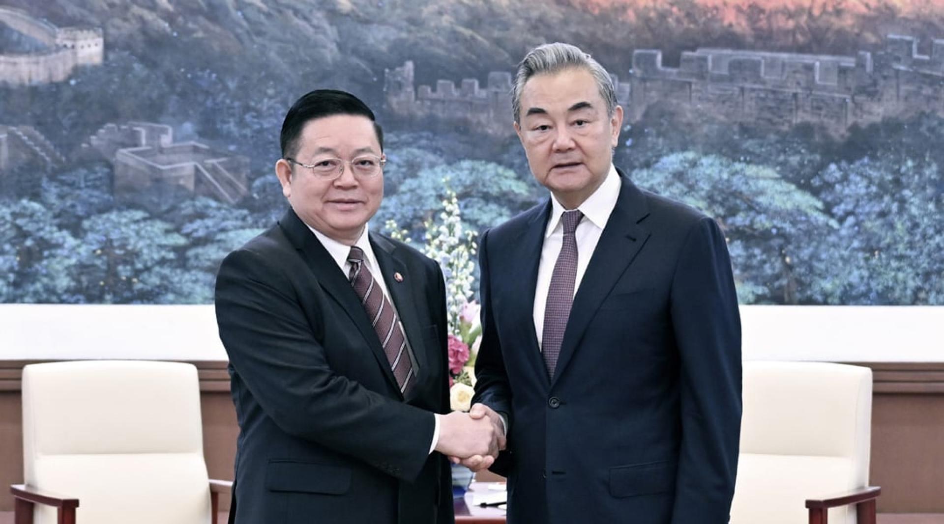 中国外交部长王毅在北京会见东盟秘书长高金洪。（图：新华社）