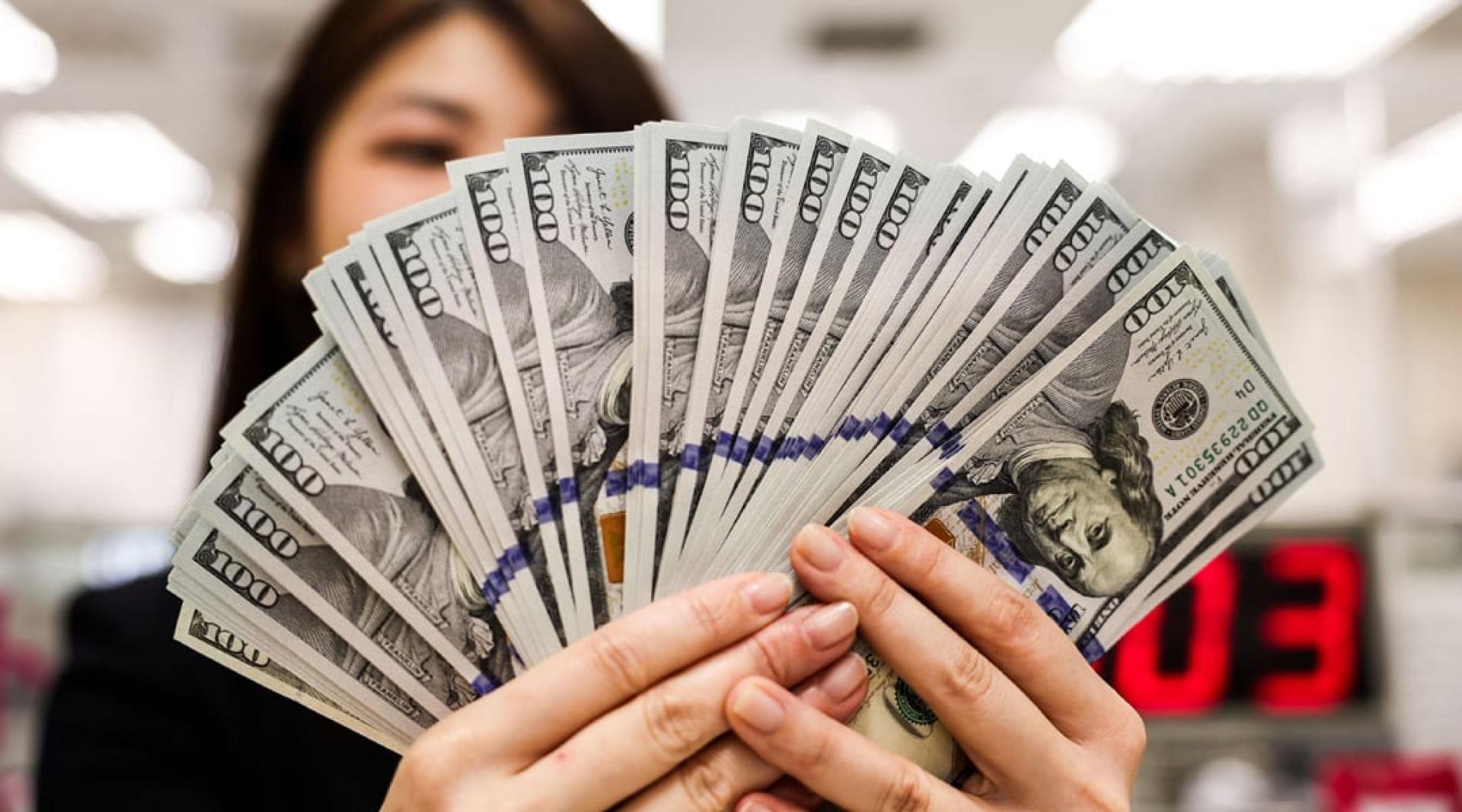 美元过去六个月以来累计贬值约10%。