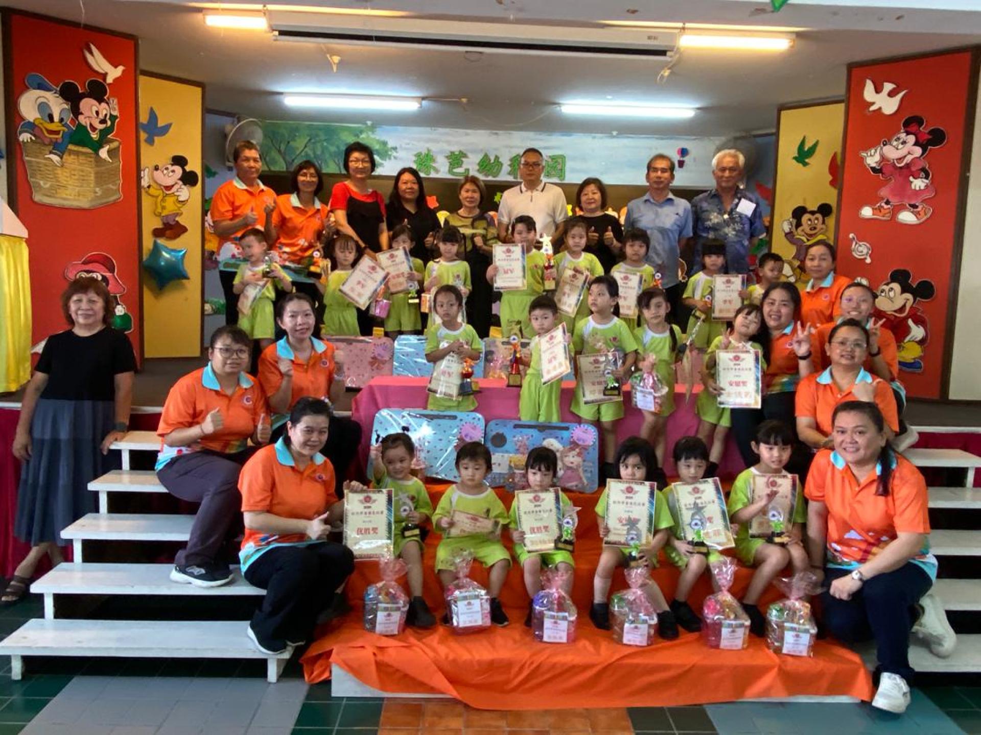 珠芭幼稚园儿童填色比赛得奖者合影。