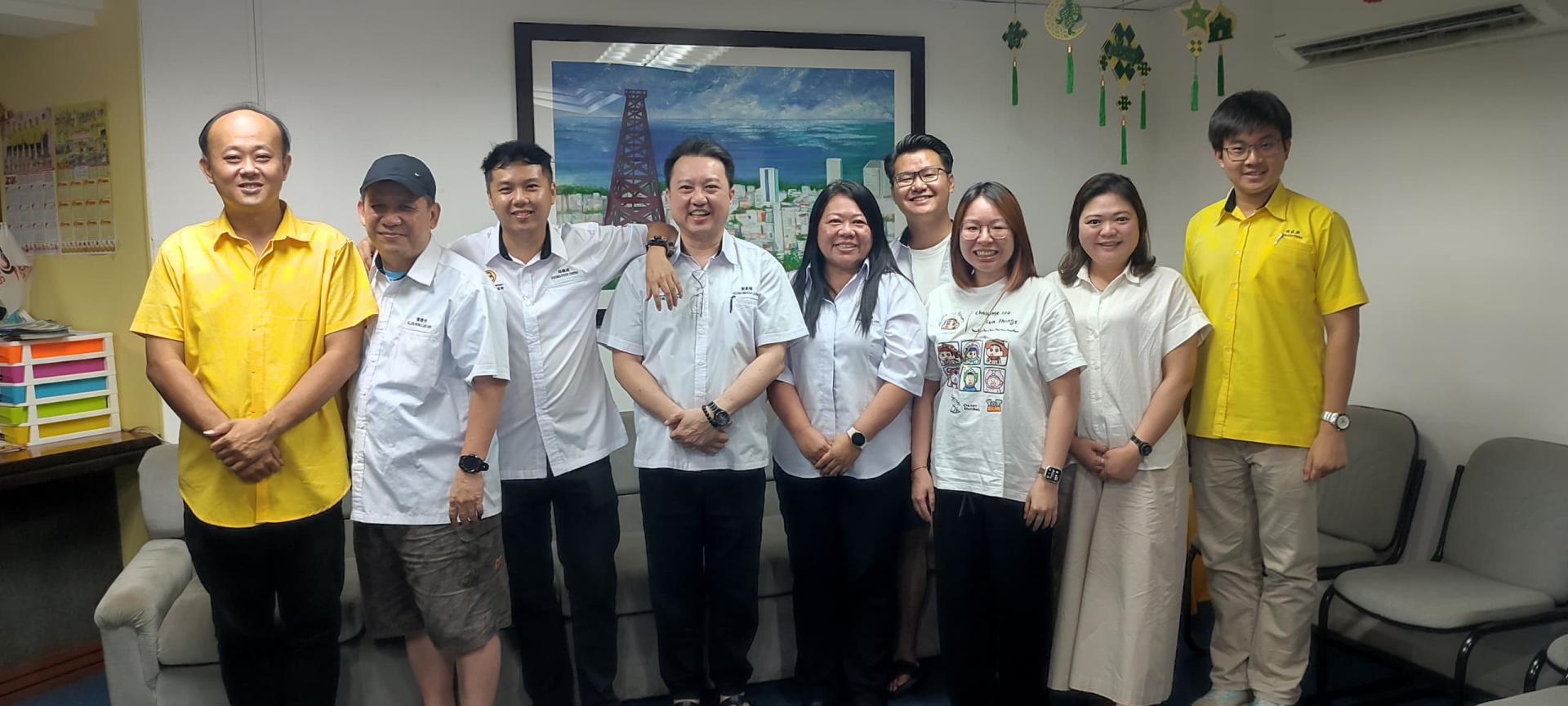 筹委会成员合影，左四为砂人联党卑尔骚支部秘书兼筹委会主席谢家樑。