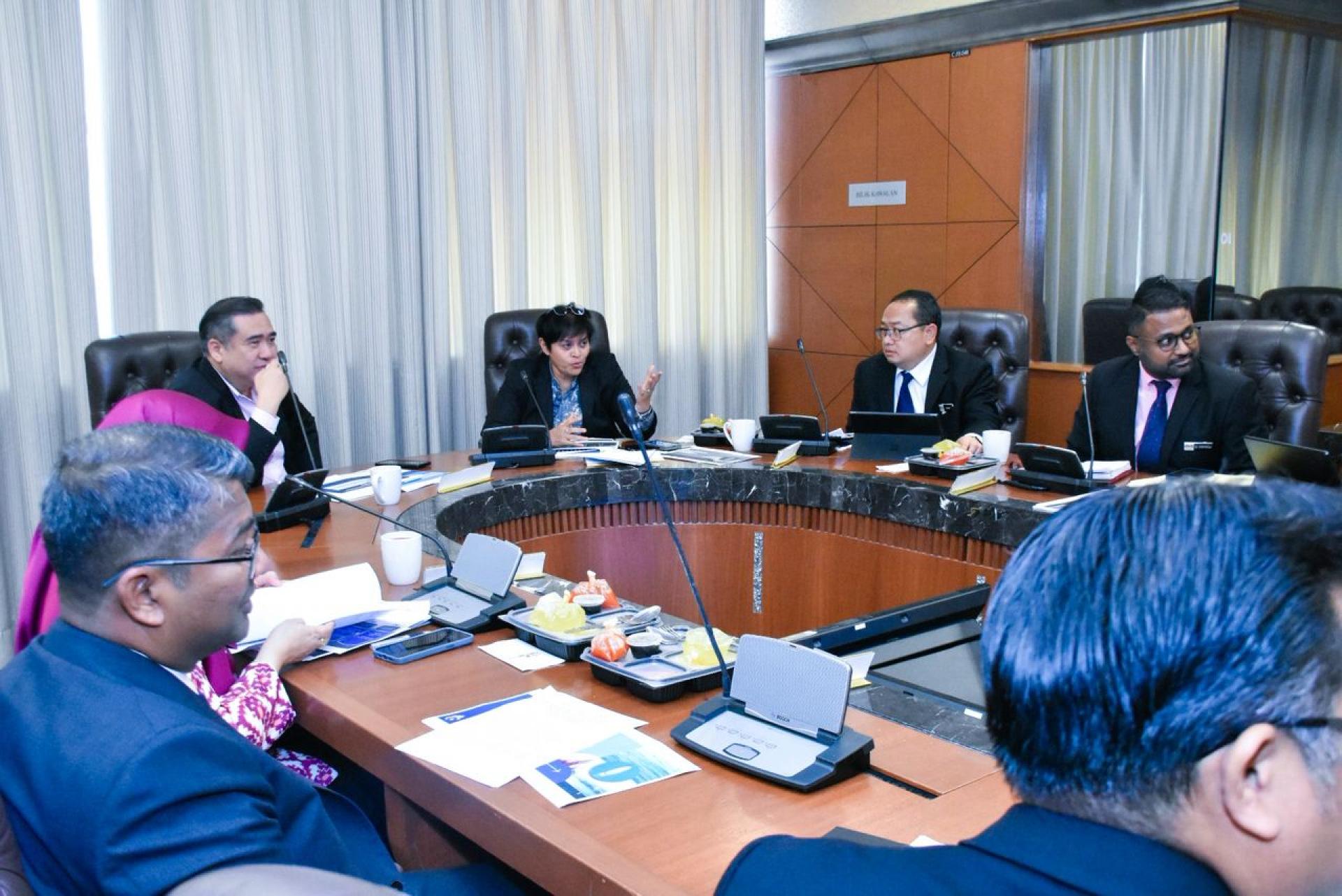 陆兆福（后排左起）及阿莎丽娜出席政府海事权限委员会会议。