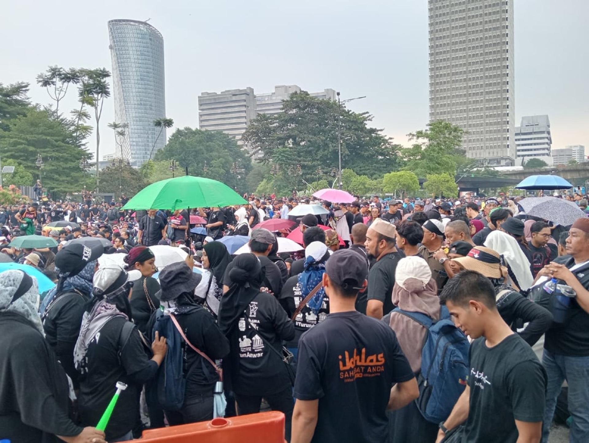 开始下雨了，集会者高喊：下雨我们也不会散去。