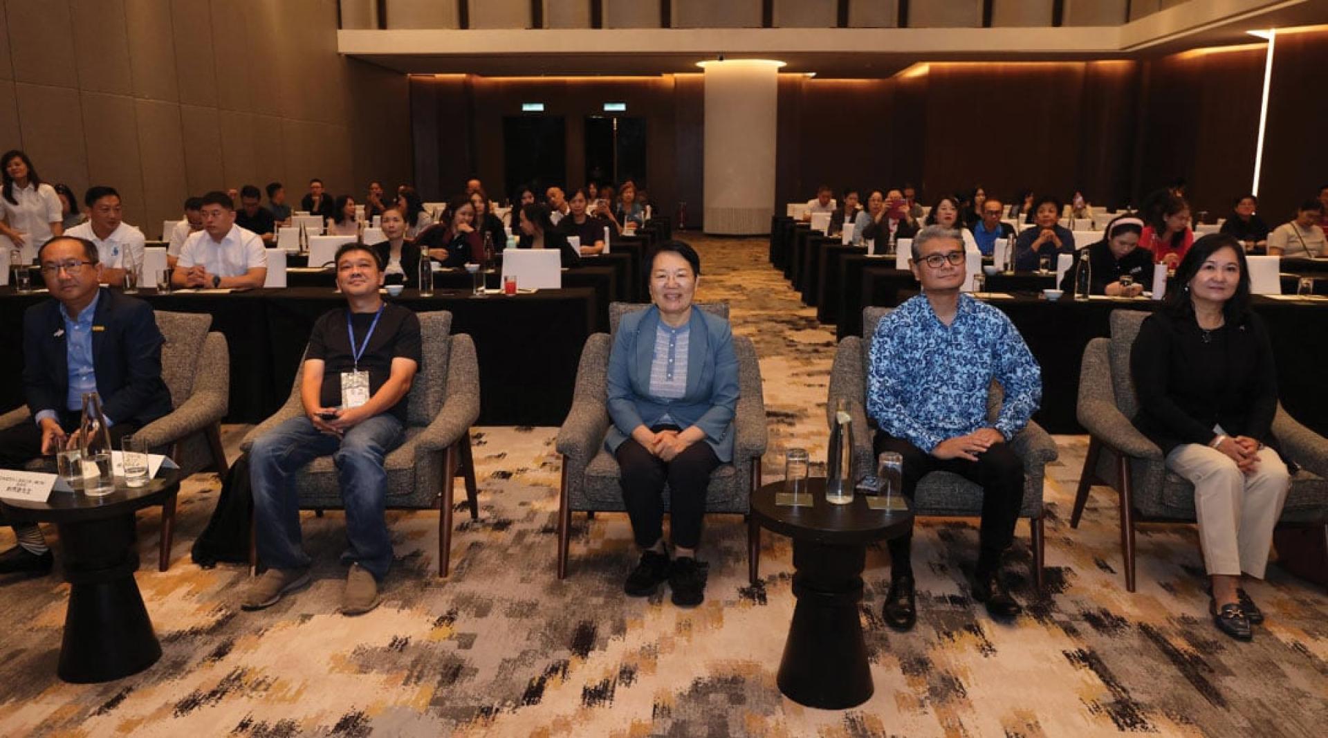 刘伟康（左起）丶杨业兴丶王爱新丶阿兹米及施明玉出席泰安旅行推介发布会。