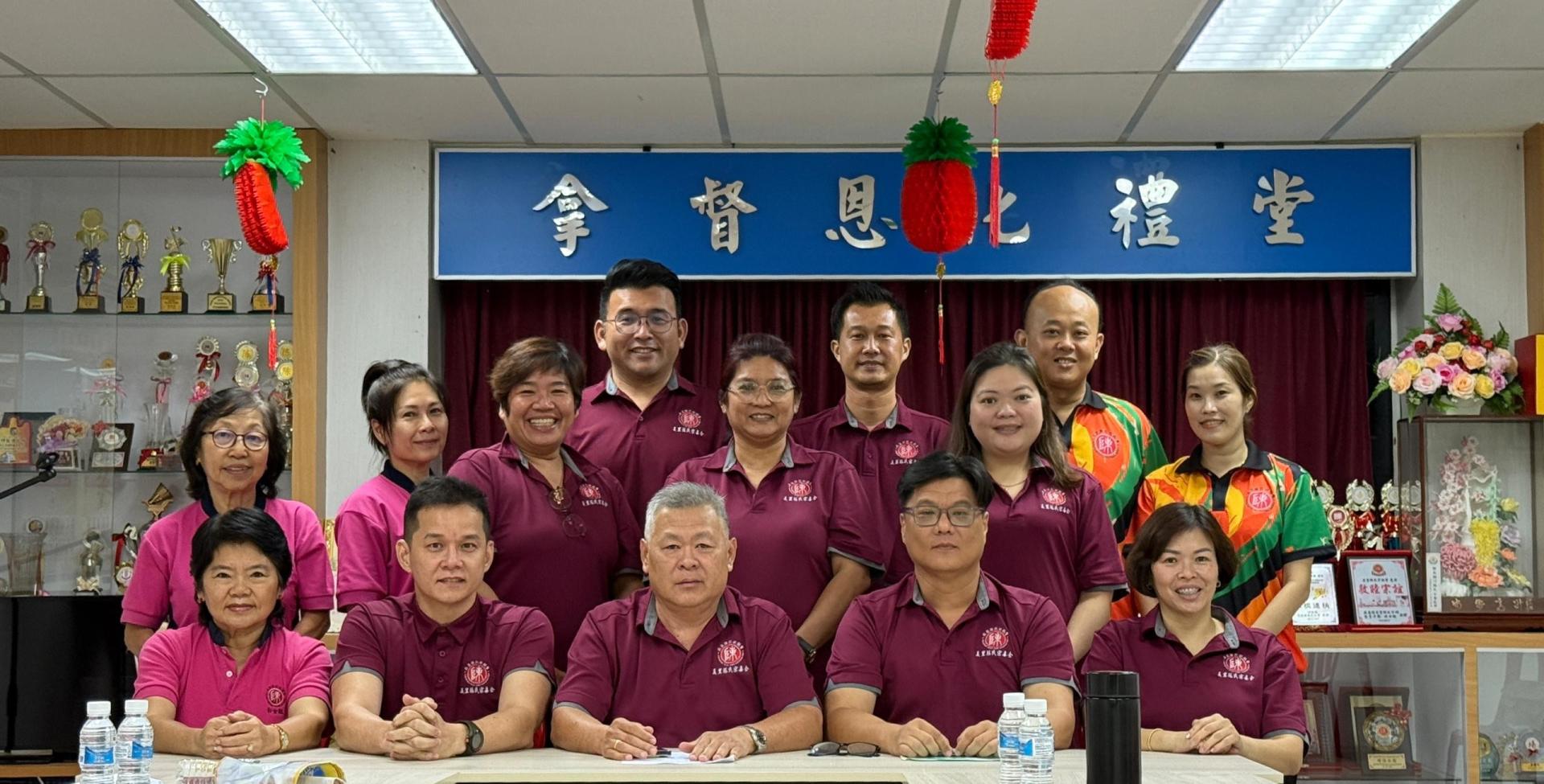 美里陈氏宗亲会家庭日活动筹备会成员合影 。前排左3为宗亲会会长陈绍和，左4为筹备会主席陈悦修。