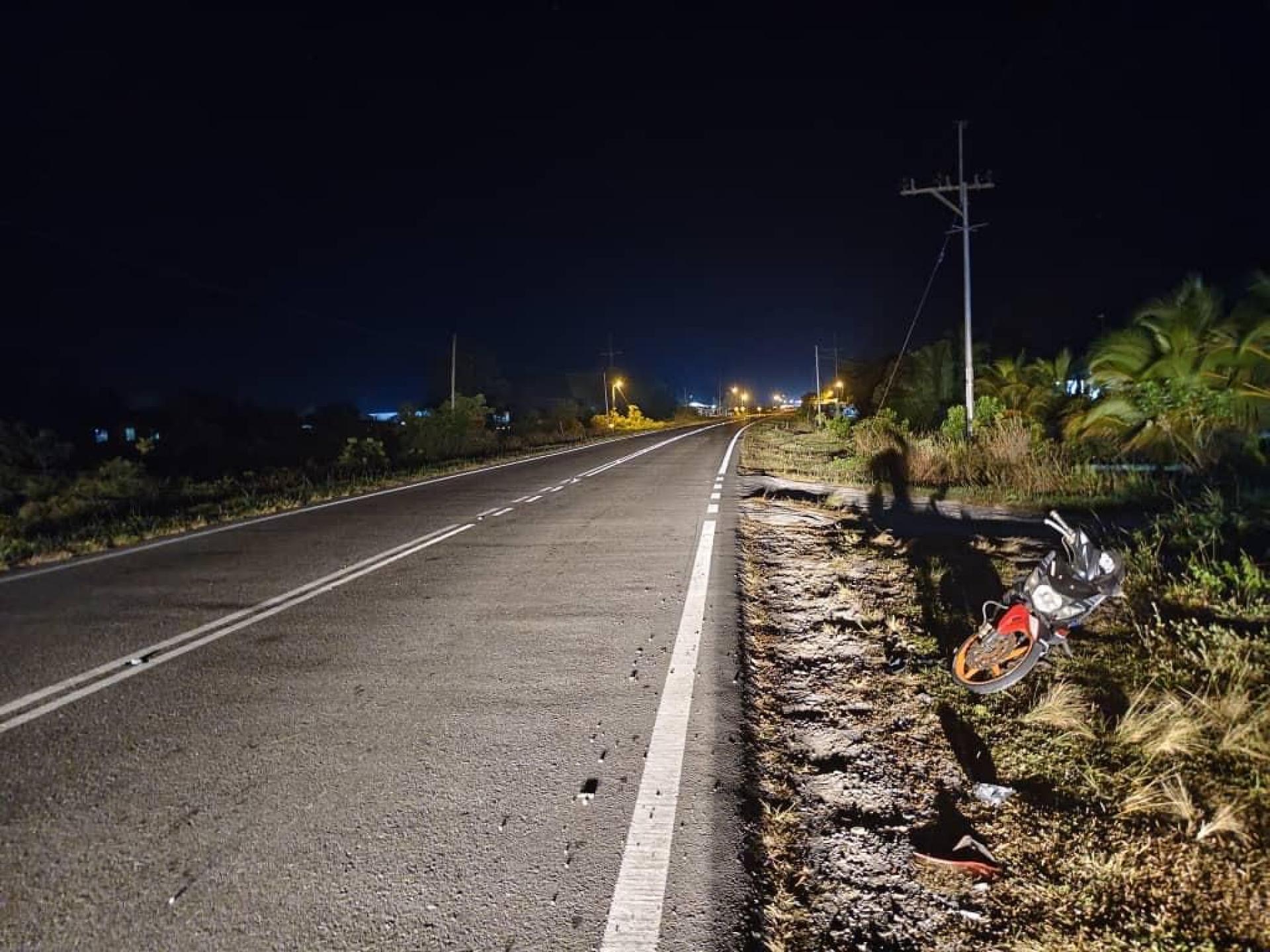 Langgar lari... Keadaan motosikal selepas kejadian kemalangan langgar lari di Kampung Penipah, malam tadi.