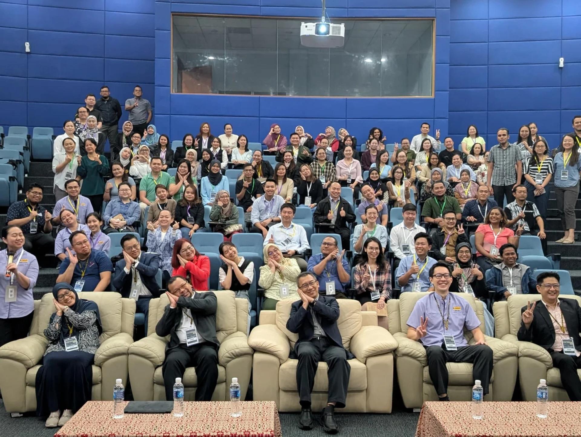 Dr Mohammad Nazarudin (tengah) bersama para peserta yang menyertai Program Penawar Tidur (Sleep Medicine Kuching) 2025 merakam gambar bersama-sama.
