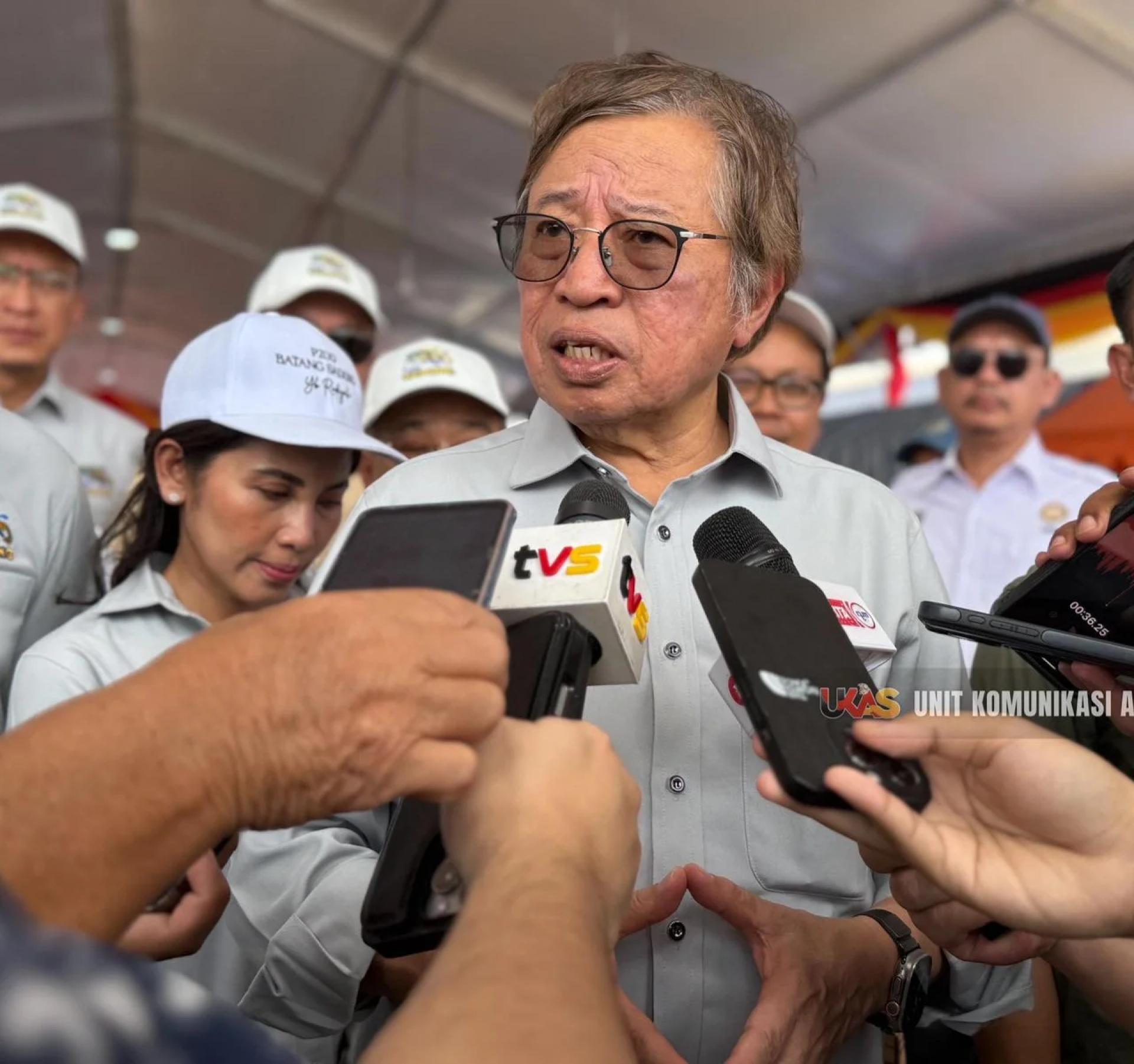 Abang Johari ketika ditemui media selepas menyaksikan perlumbaan akhir Regata Gedong sempena Pesta Gedong 2025, hari ini.