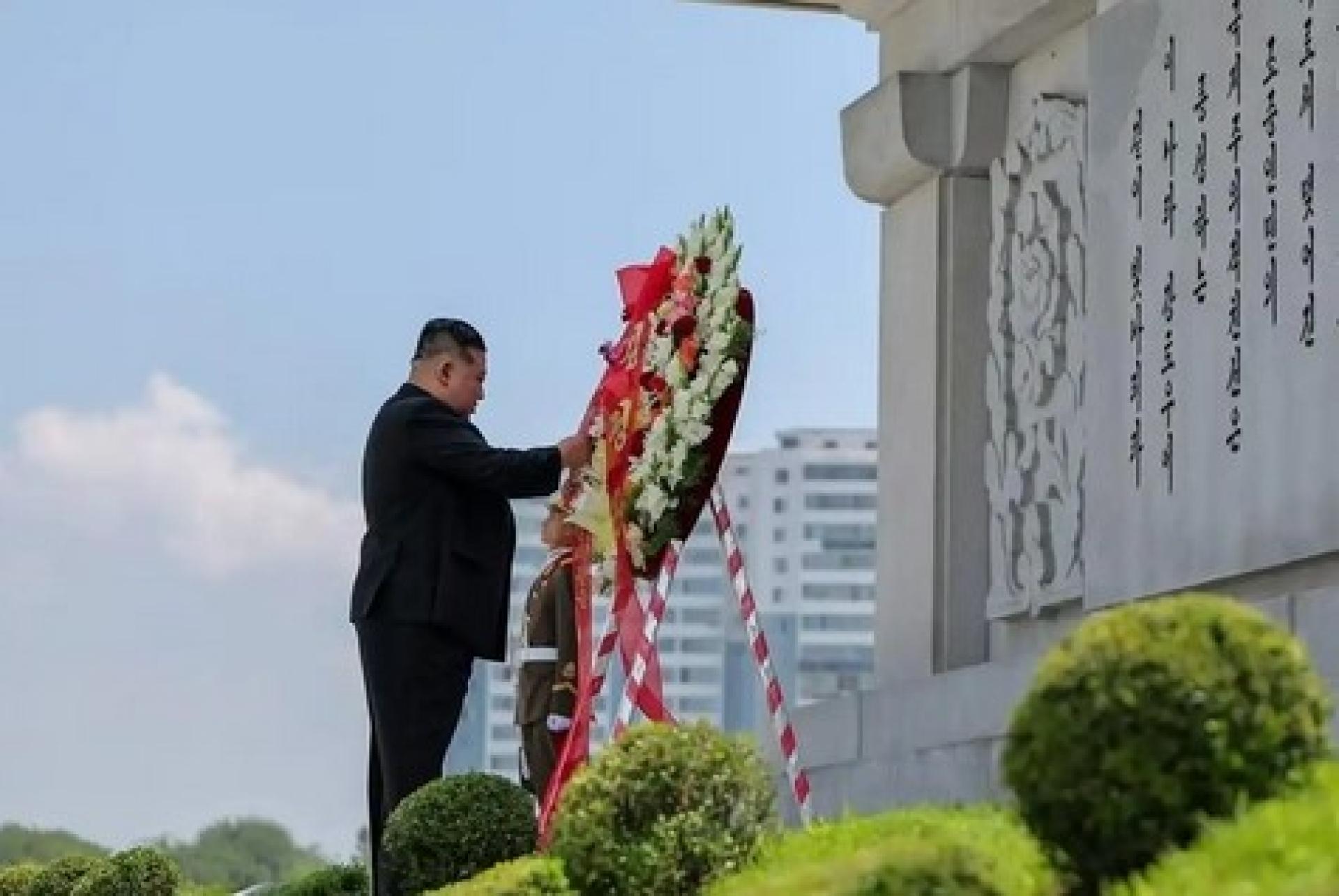 金正恩参谒中朝友谊塔并献花圈。
