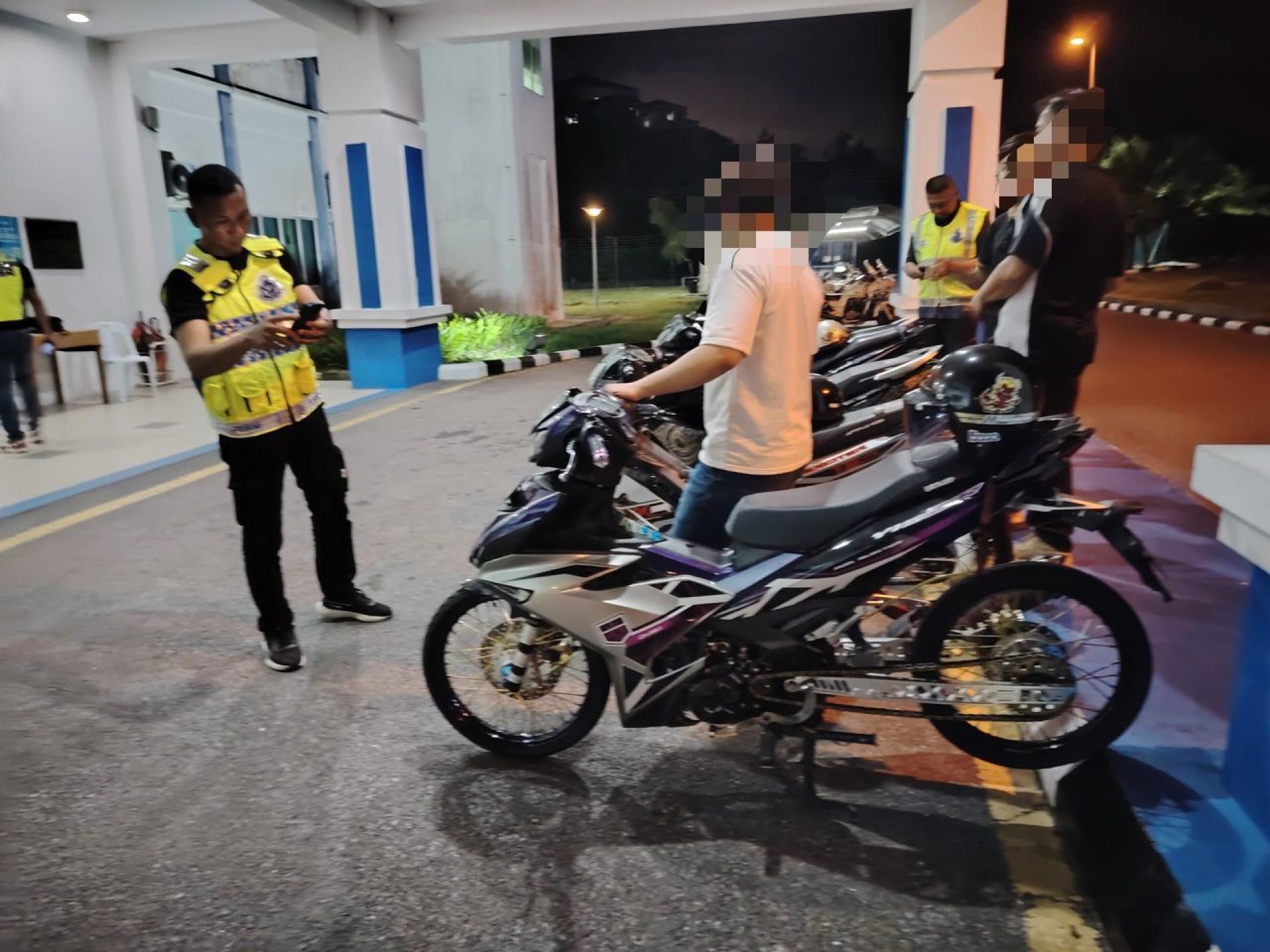 美里警方展开取缔非法改装摩托车及街头飙车党行动，并向违规者发出交通罚单。