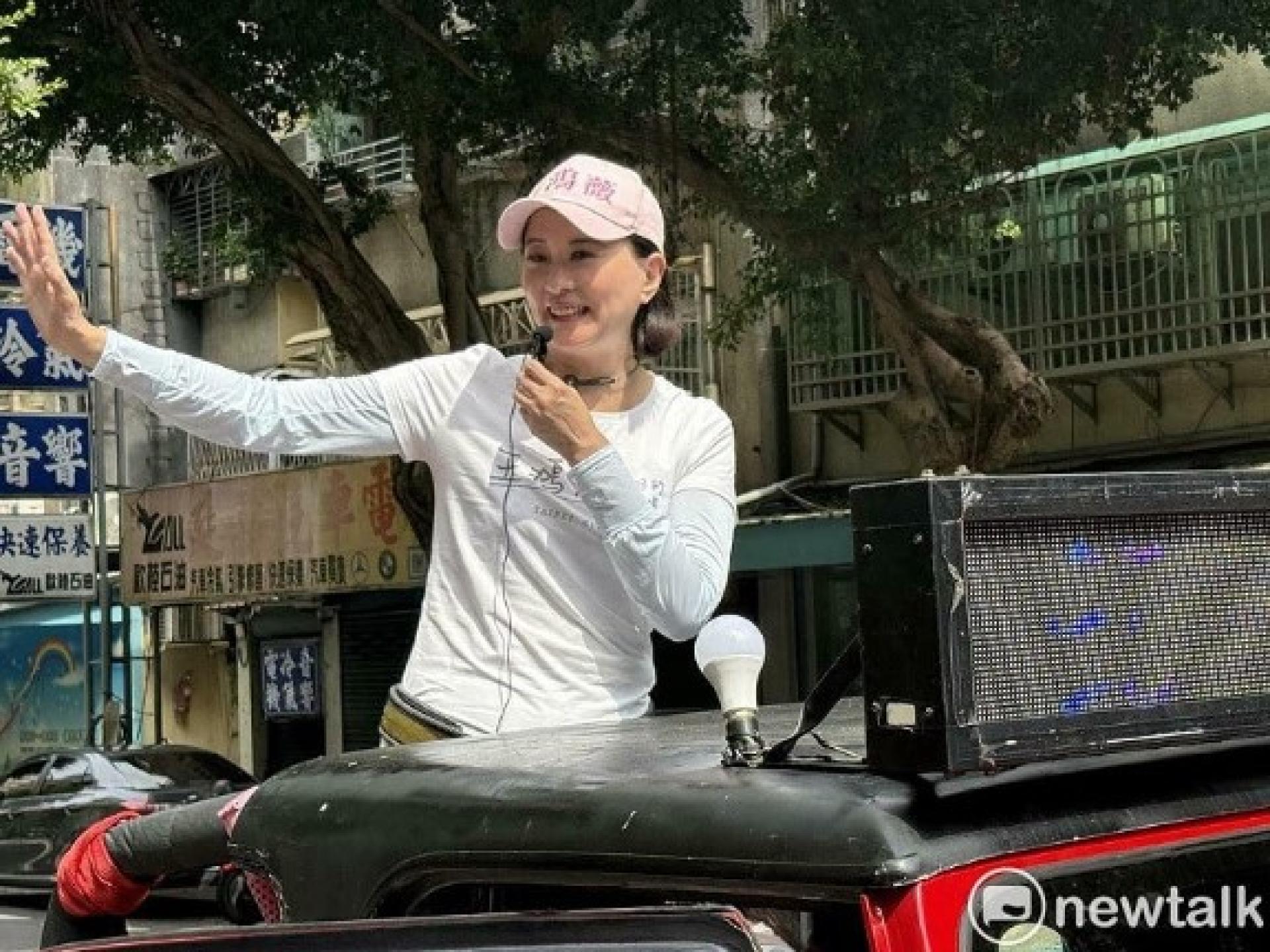 国民党立委王鸿薇挺过罢免危机，27日一早启动车扫谢票。