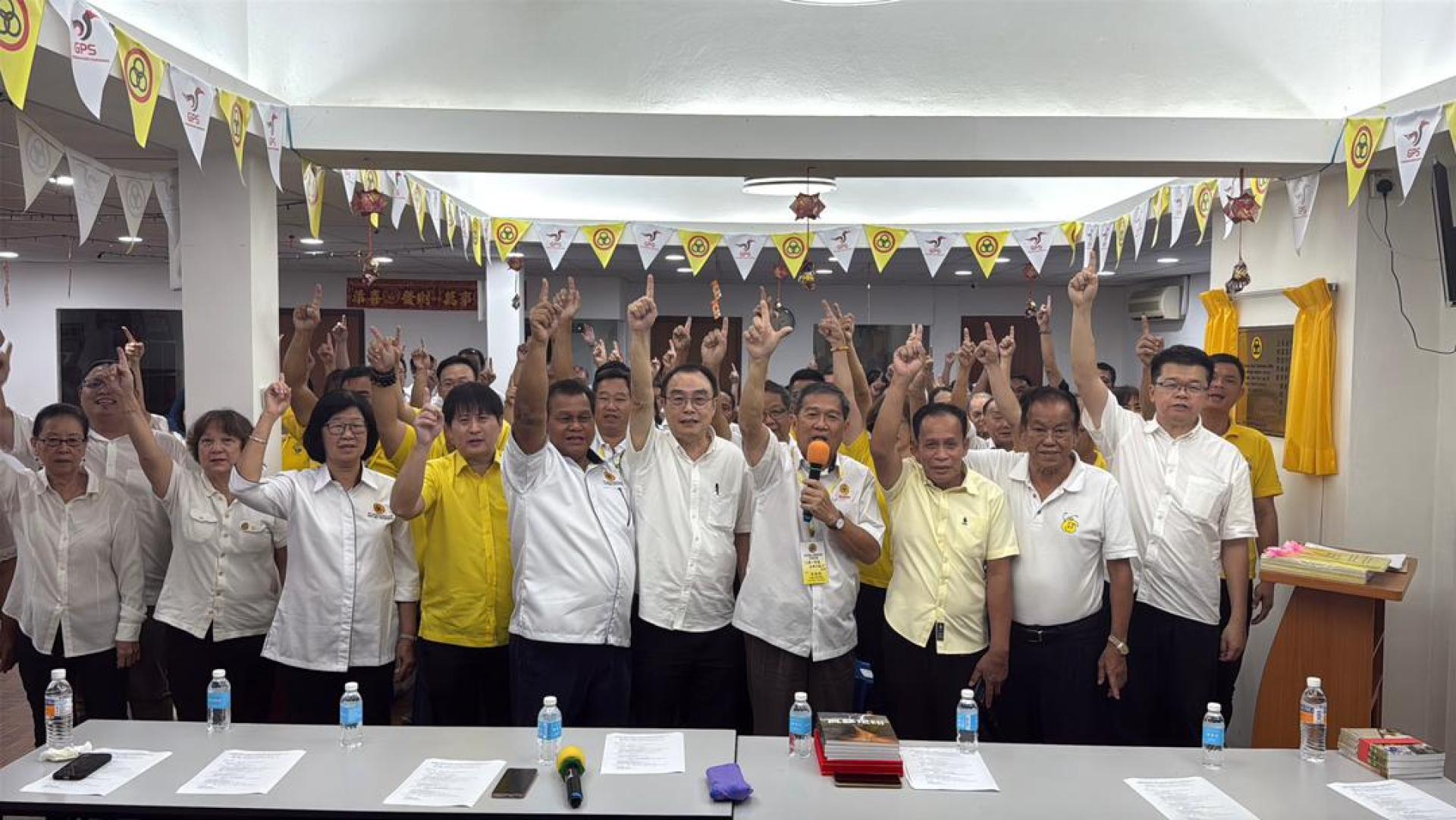 人联党都东支部主席黄振渊与石角支部主席林亚德带领两个支部党员高喊“砂哈迪！”