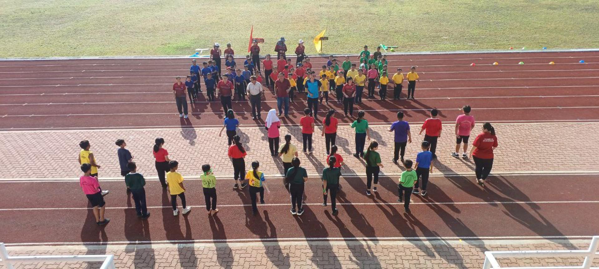 华公政府小学第20届运动会开幕仪式。