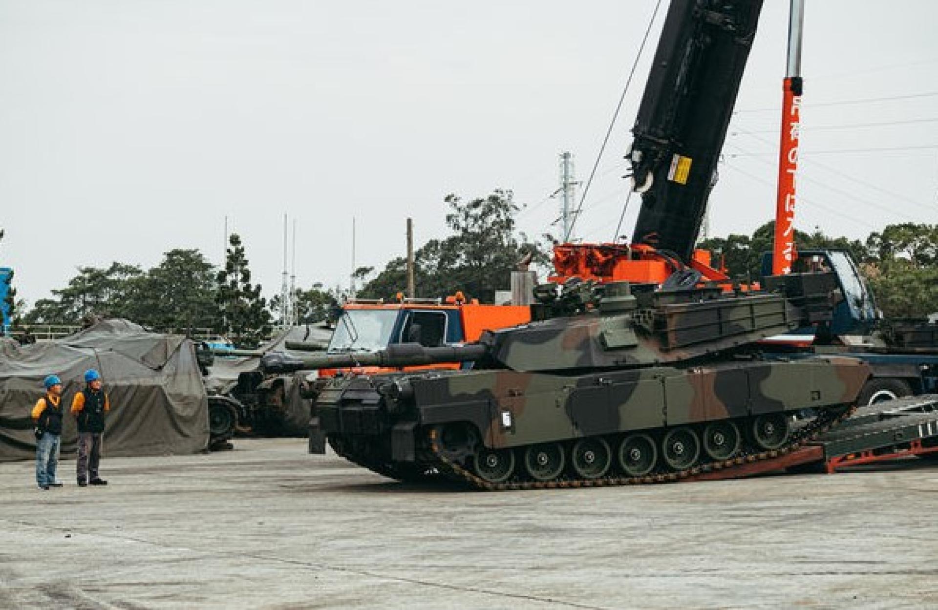 台湾对美采购的第二批42辆M1A2T战车，运抵台湾。