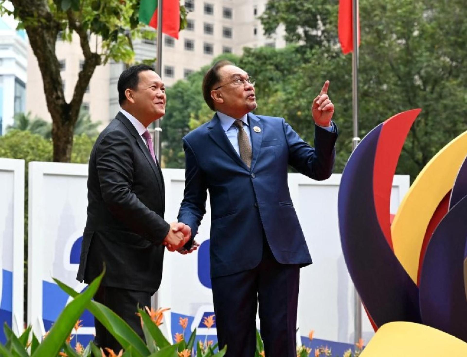 5月26日，柬埔寨首相洪马内（左）到吉隆坡出席亚细安峰会，马来西亚首相安华在场迎接。 （档案照片）